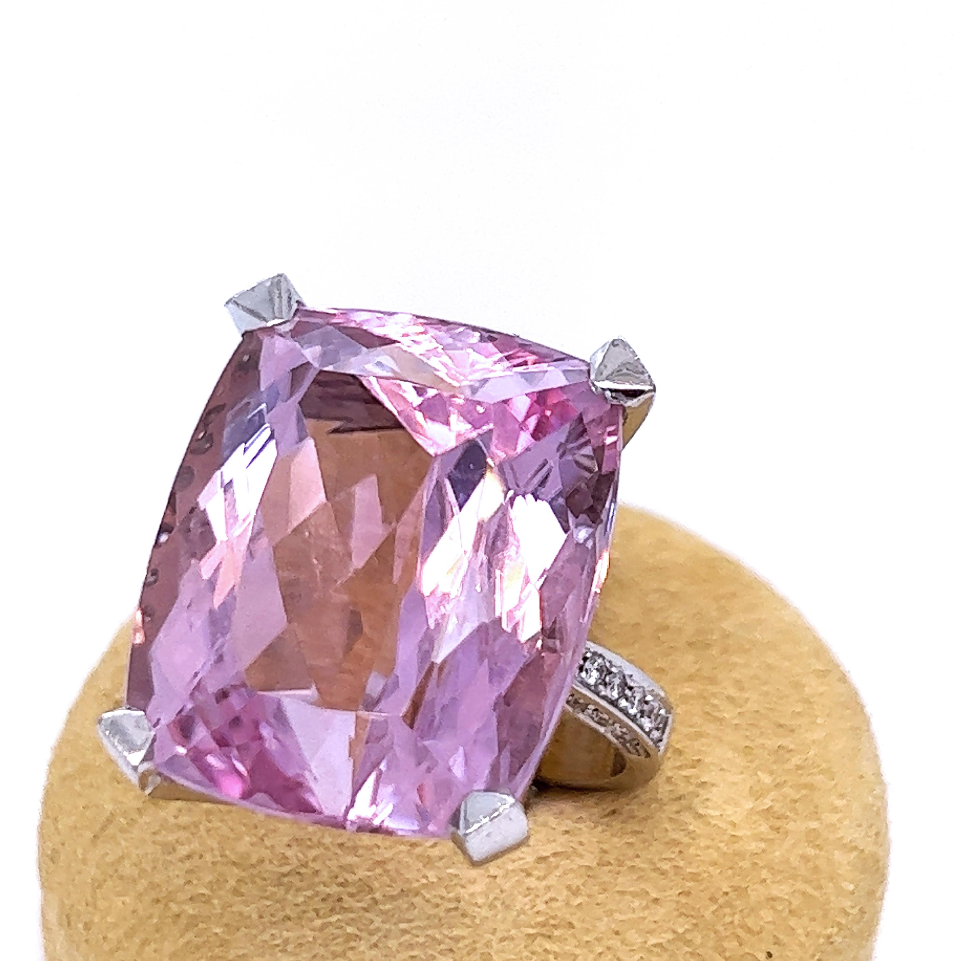 Berca 27k Kunzita Natural Antik Corte Cojín Blanco Diamante Engaste Anillo Cóctel en Nuevo Estado en Valenza, IT