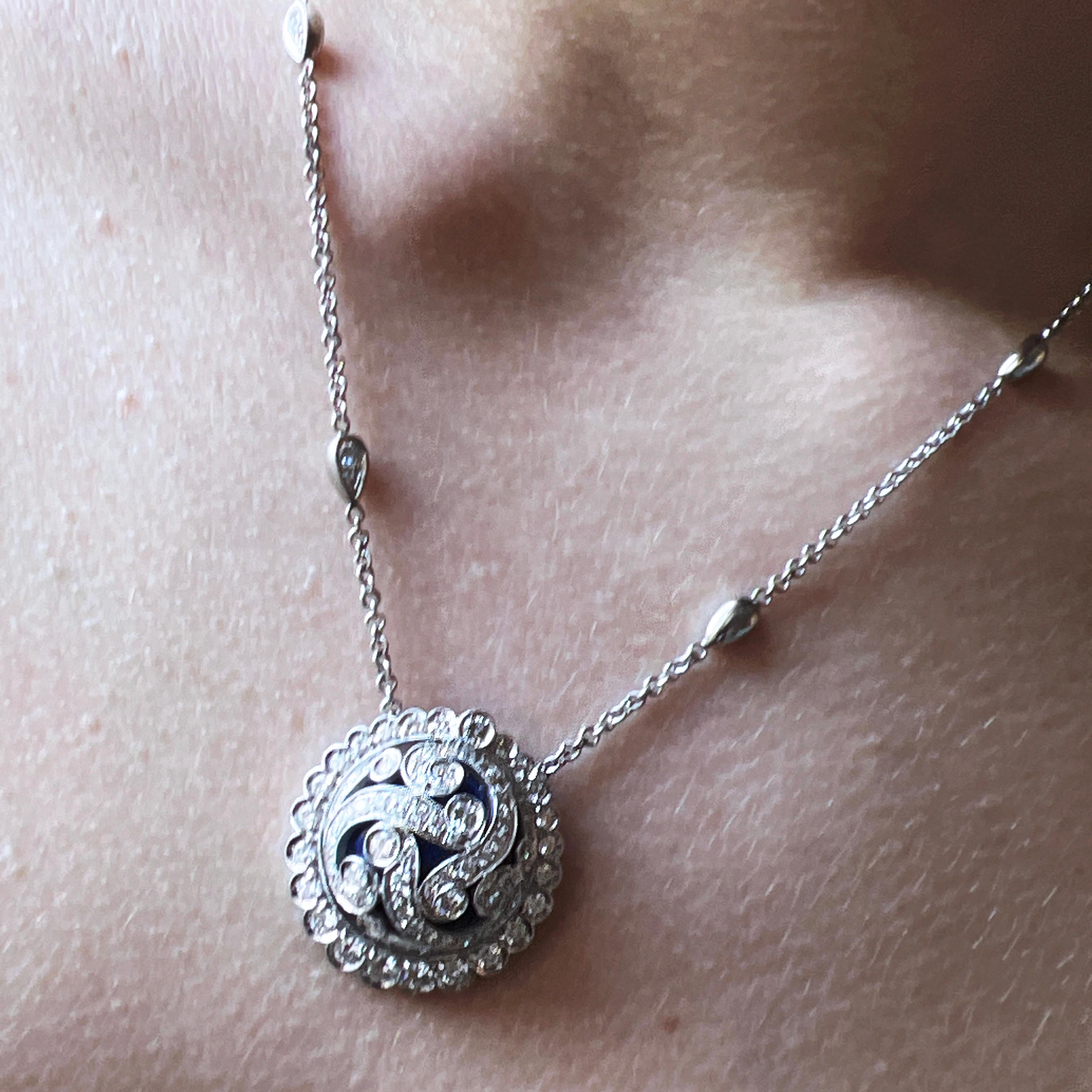 Halskette Berca 2,80 Karat Weißer Diamant Königsblau Emaille Weißgold Damen im Angebot
