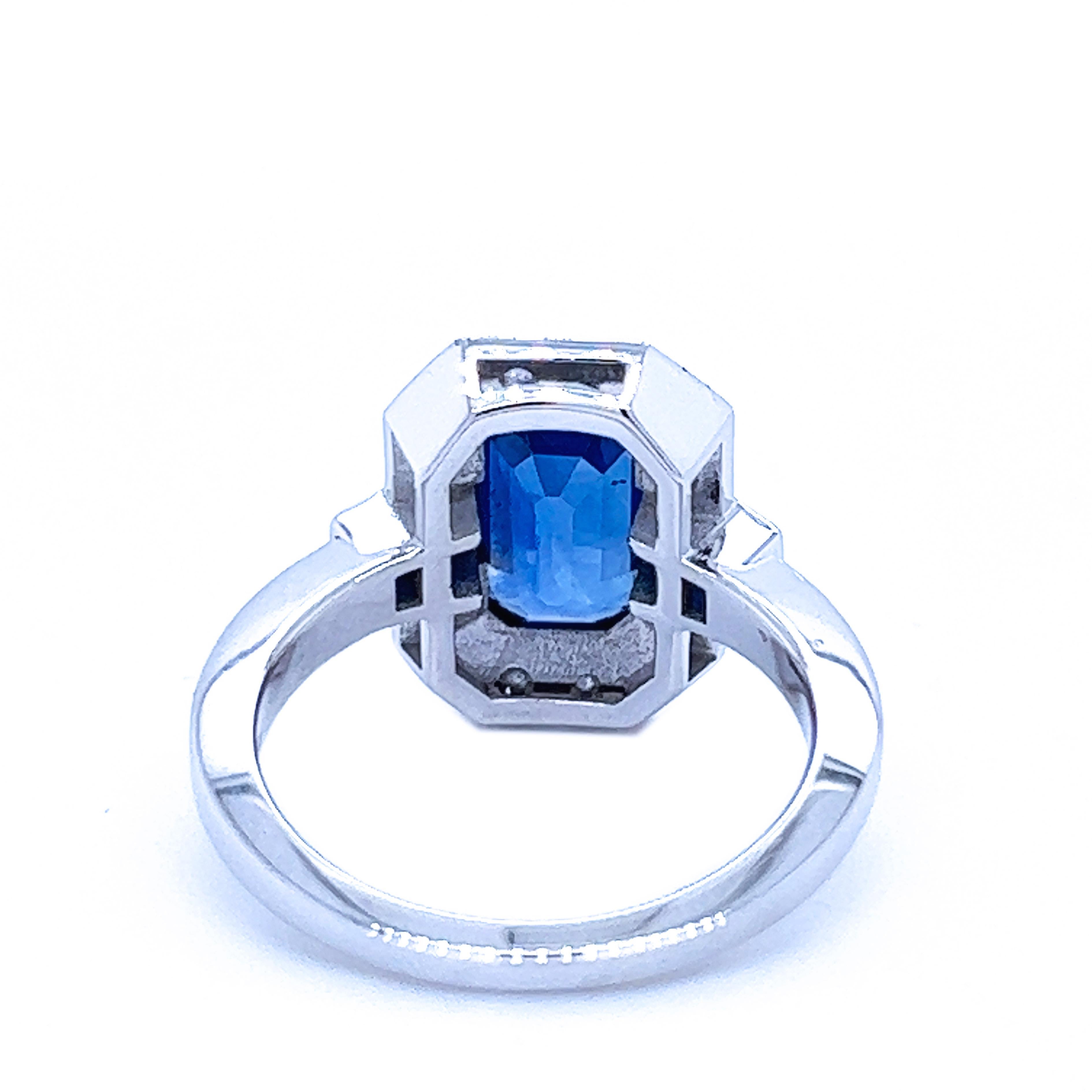 Taille émeraude Berca Bague avec saphir bleu royal certifié Igi et diamant taille émeraude de 3,17 carats en vente