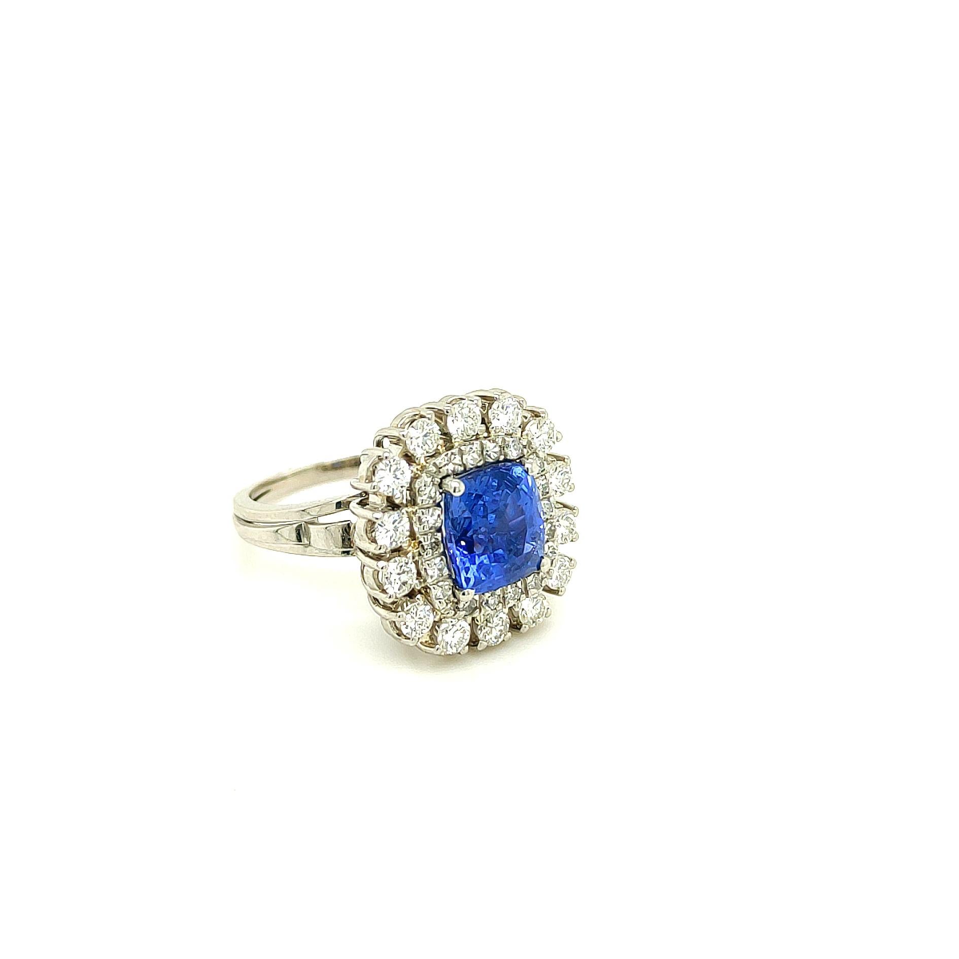 Impresionante zafiro de Ceilán sin calor de corte cojín de 3,84 kt (8,43x7,56x6,01 mm), certificado por el GIA, en un anillo de engaste de platino atemporal con diamantes blancos de 1,50 kt de la mejor calidad.
Como se indica en el Certificado GIA