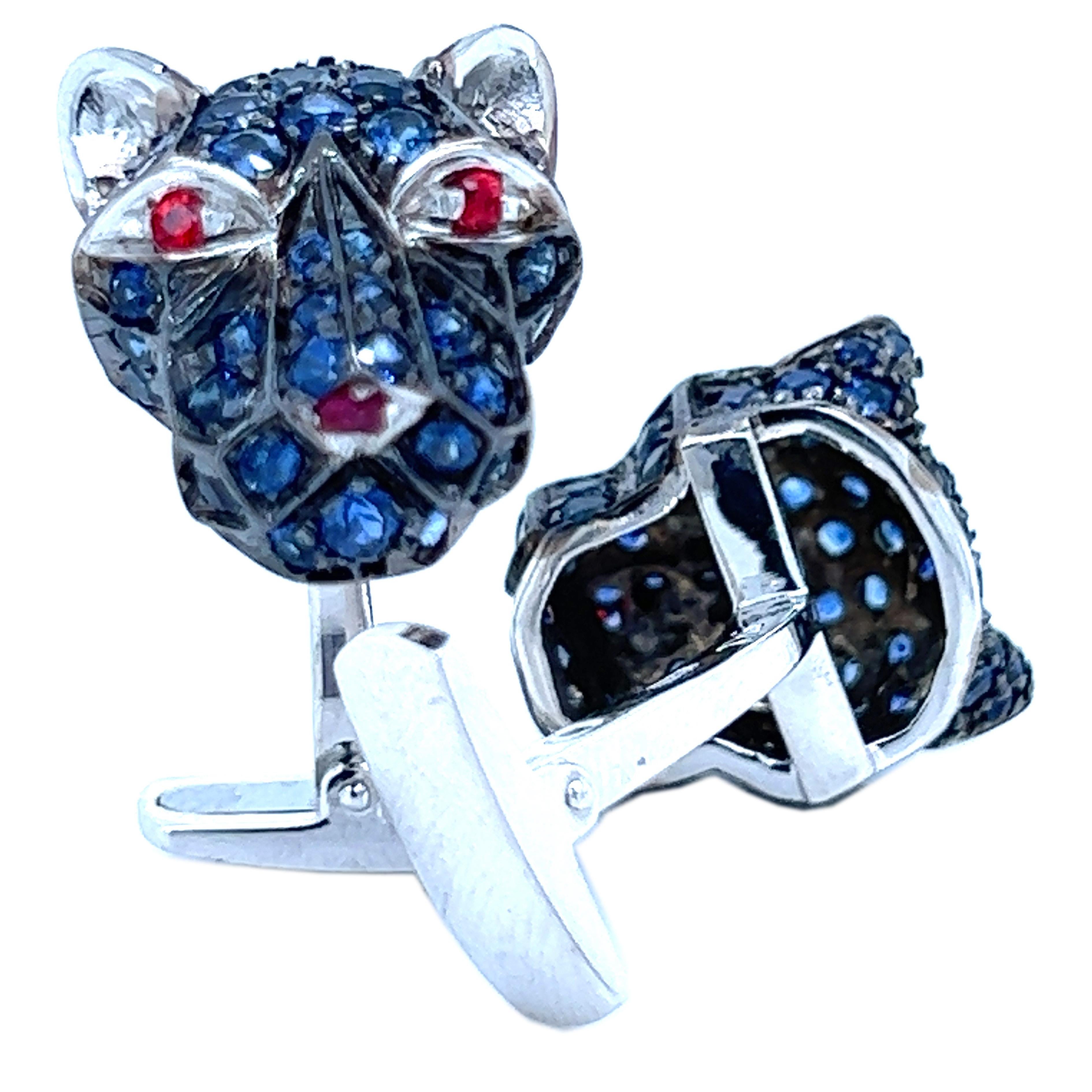 Gemelos de oro con forma de cabeza de puma Berca Zafiro azul de 3,97 quilates Rubí rojo de 0,32 quilates Gemelos de oro con forma de cabeza de puma en Nuevo estado para la venta en Valenza, IT