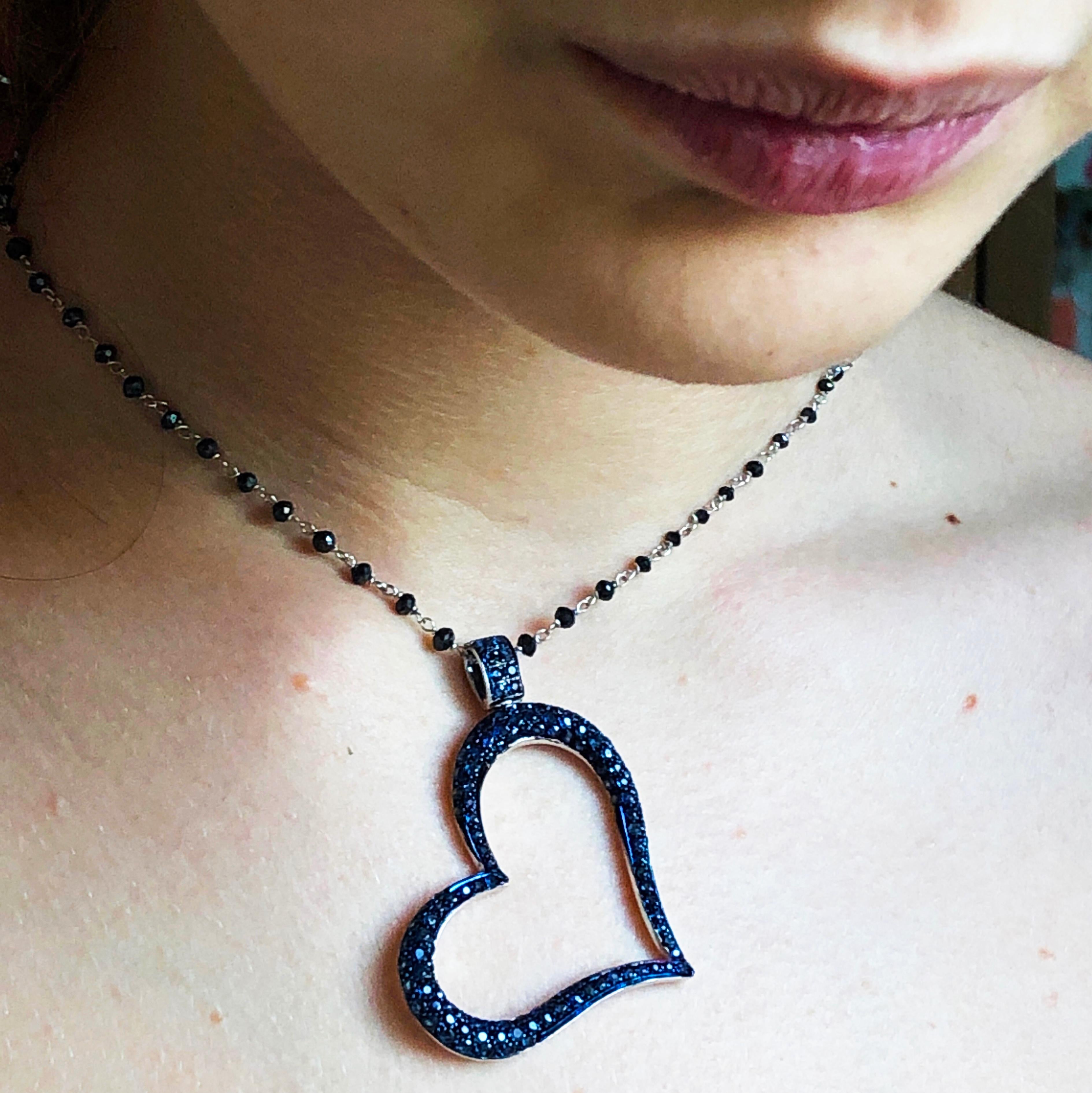 Contemporary Berca 4.20 Karat Natural Blue Sapphire 18 Karat Black White Gold Heart Pendant For Sale