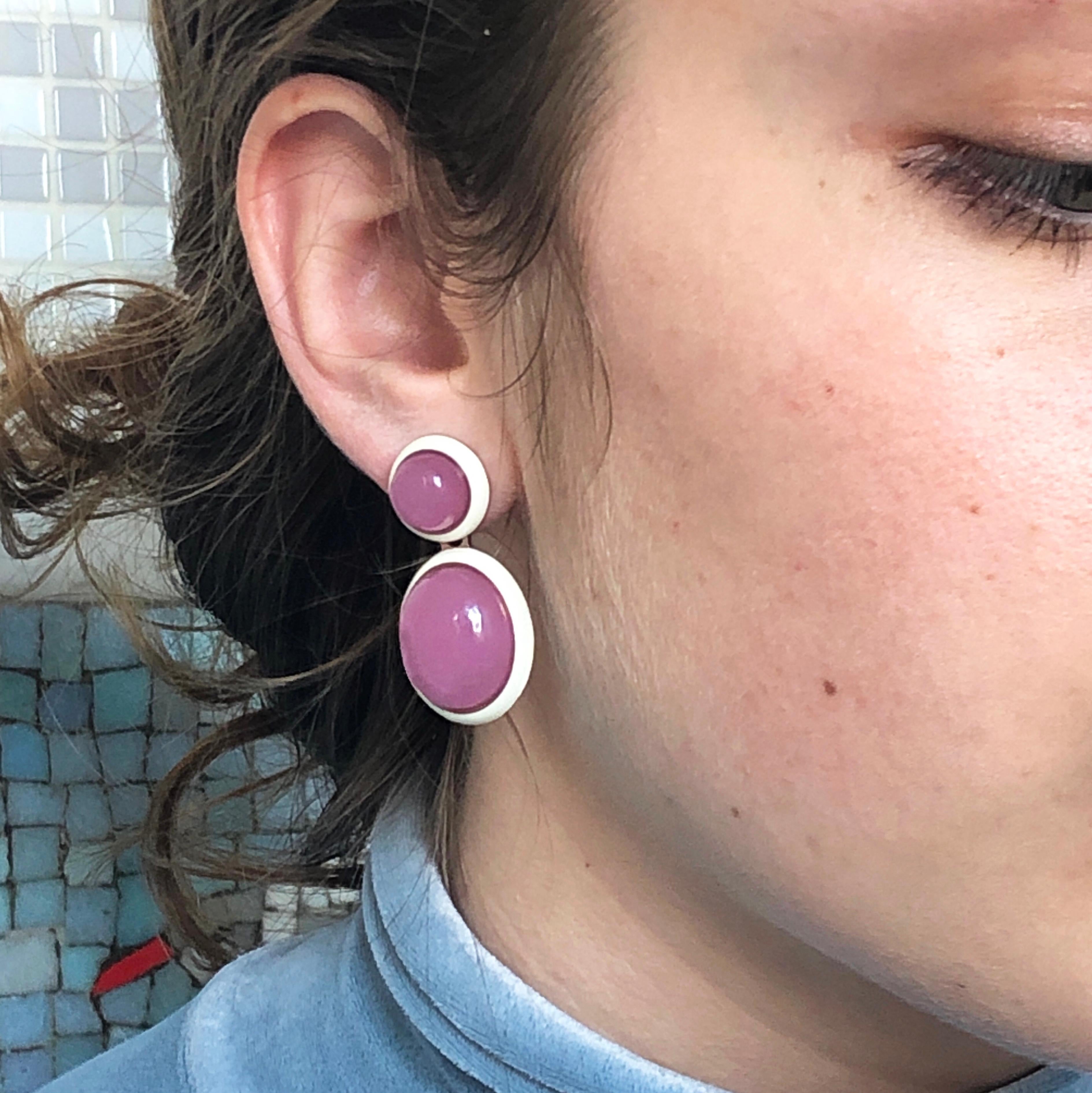 Berca 43 Kt Natural Lavender Jade Beige Hand Enameled Sterling Silver Earrings For Sale 2