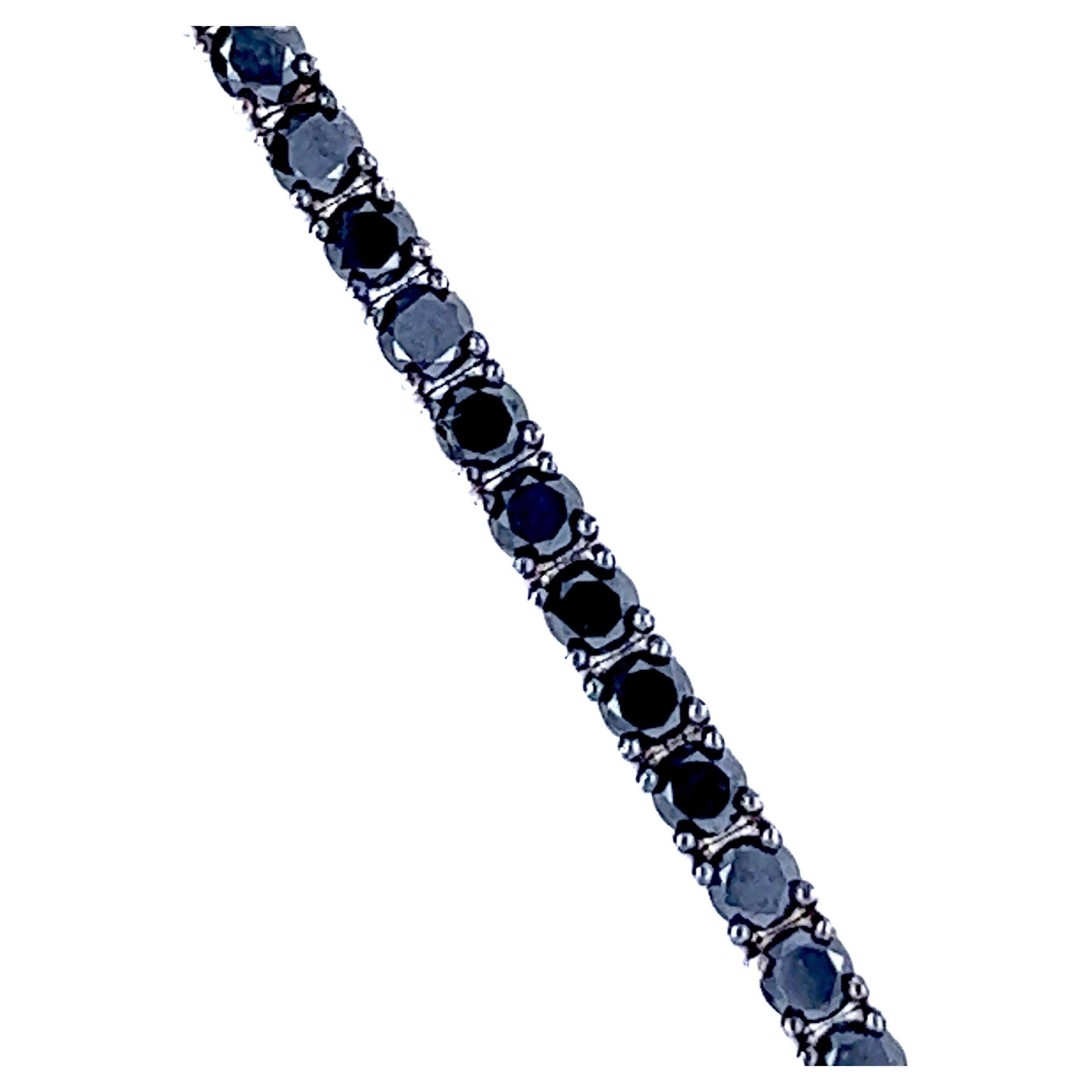 Bracelet de tennis artisanal à la fois chic et intemporel, orné d'un diamant noir naturel de 4,60 carats, taille brillant 58, dans une monture en or blanc et noirci de 18 carats (0,41 oz).
Un certificat gemmologique détaillé est inclus.
La longueur