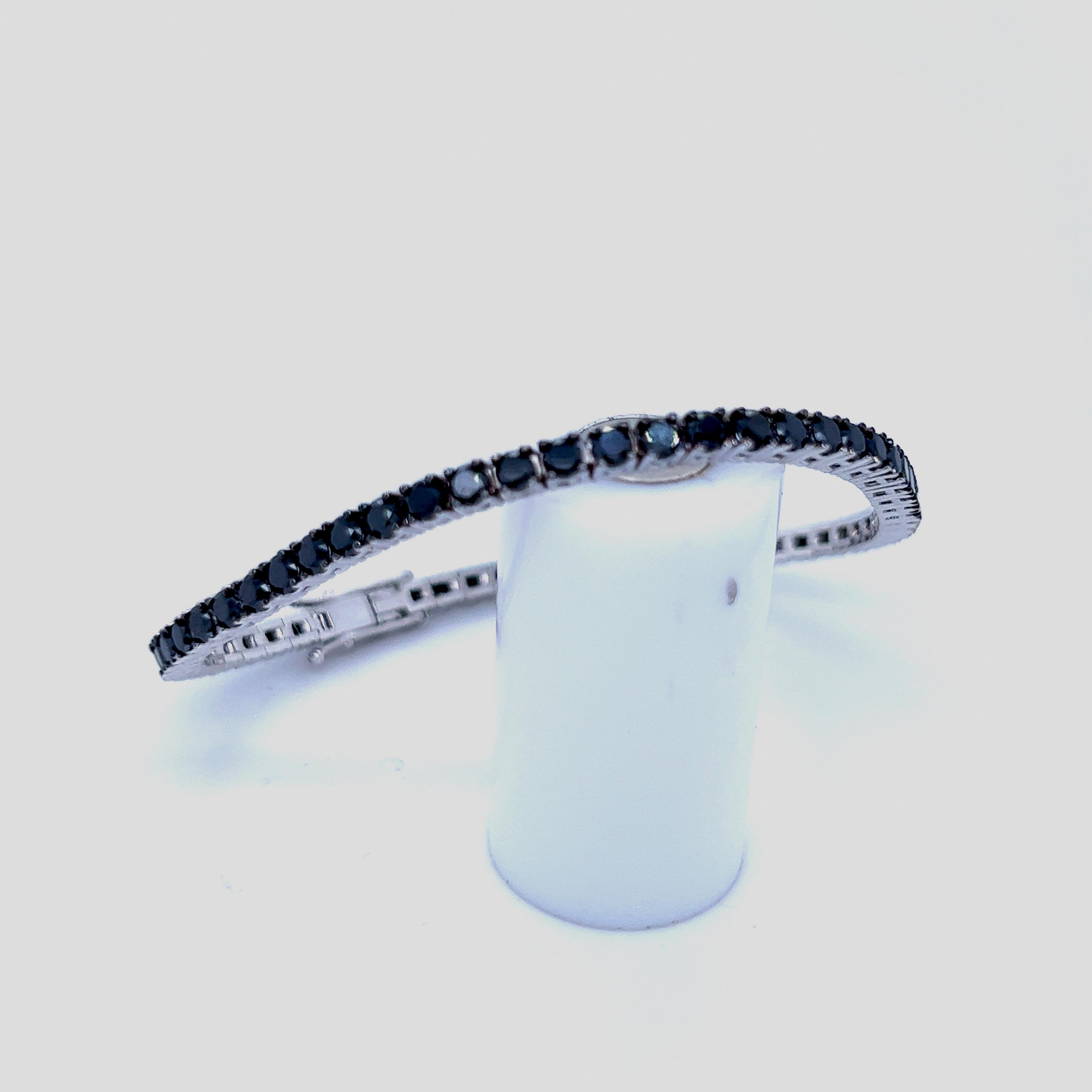 Taille brillant Berca Bracelet tennis artisanal en or blanc noirci et diamants de 4,6 carats en vente