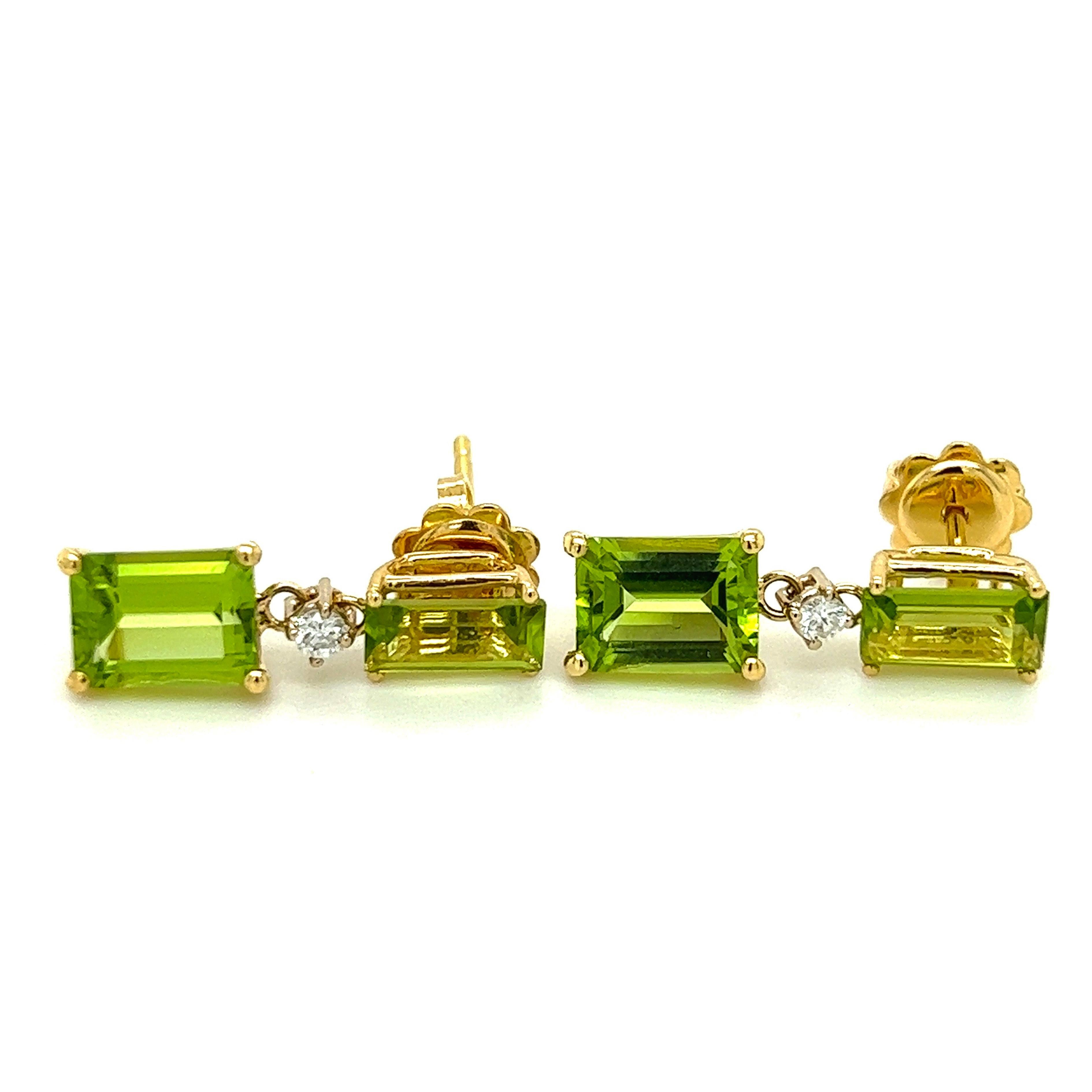 Chic yet timeless  5.10 Carat Natural Peridot Emerald Cut in a 0.10Kt  White Diamond 18KT Carat Yellow Gold Setting.
These top quality stones were carefully hand inlaid in Germany.
In our smart fitted suede leather case and pouch.
Total Lenght 0.905