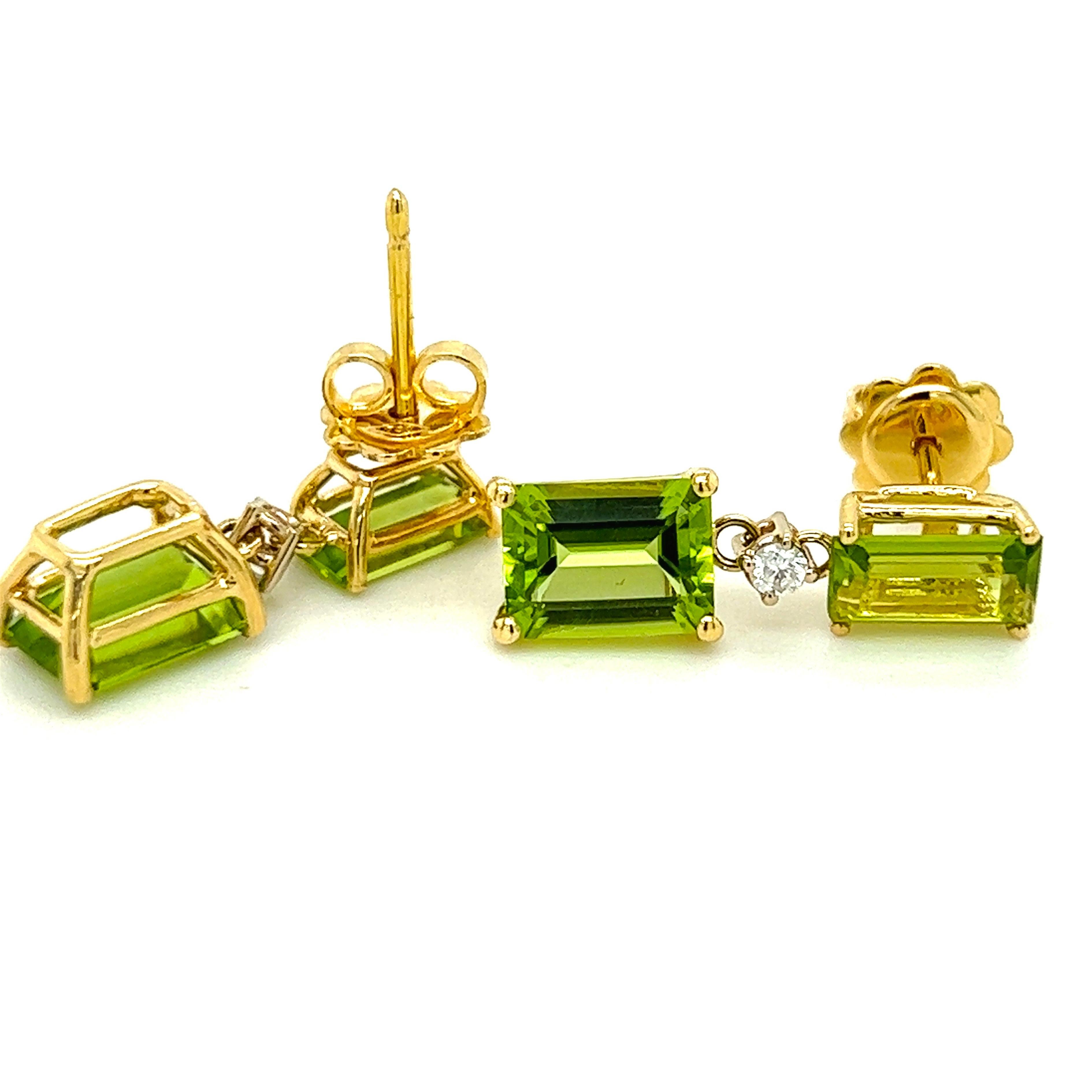 Berca 5.10 Karat Peridot Emerald Cut White Diamond 18 Karat Gold Earrings In New Condition For Sale In Valenza, IT