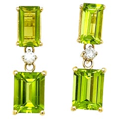 Ohrringe aus 18 Karat Gold mit 5,10 Karat Peridot im Smaragdschliff und weißen Diamanten