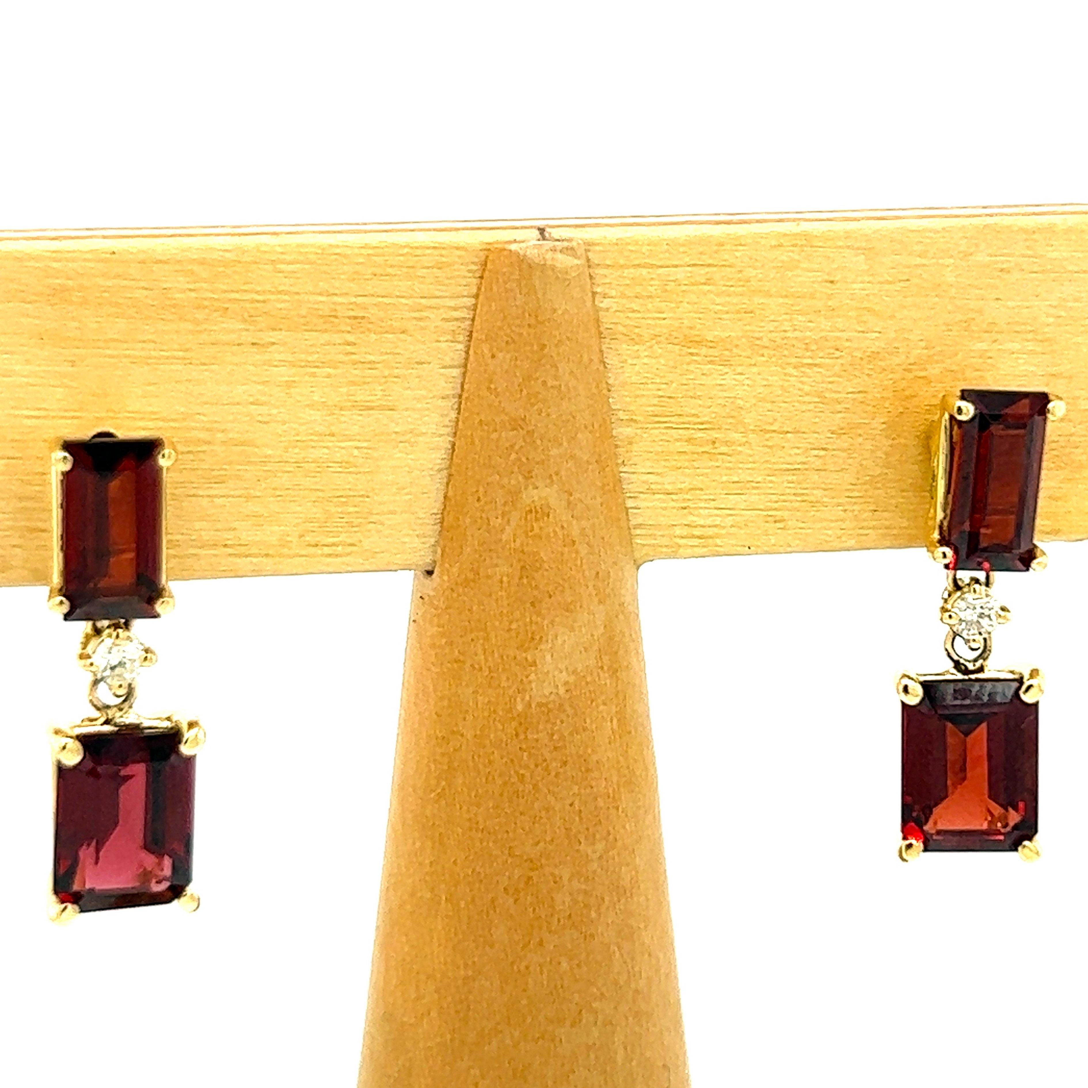 Chic yet timeless  5.79 Carat Natural Red Spessartine Garnet Emerald Cut in a 0.10Kt  White Diamond 18KT Carat Yellow Gold Setting.
These top quality stones were carefully hand inlaid in Germany.
In our smart fitted suede leather case and