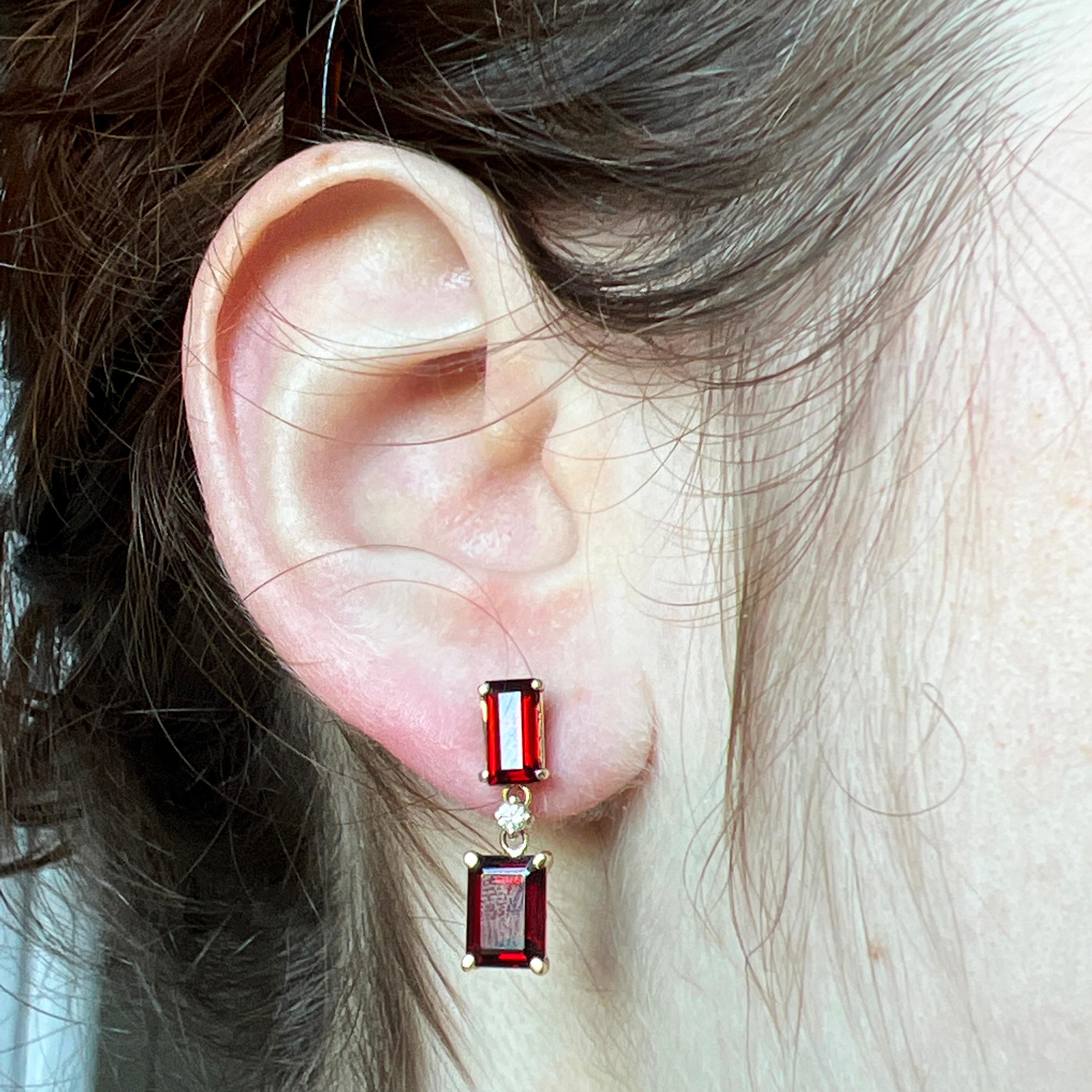 Berca Boucles d'oreilles en or 18 carats avec grenats spessartines rouges et diamants blancs taille émeraude 5,79 carats Neuf - En vente à Valenza, IT