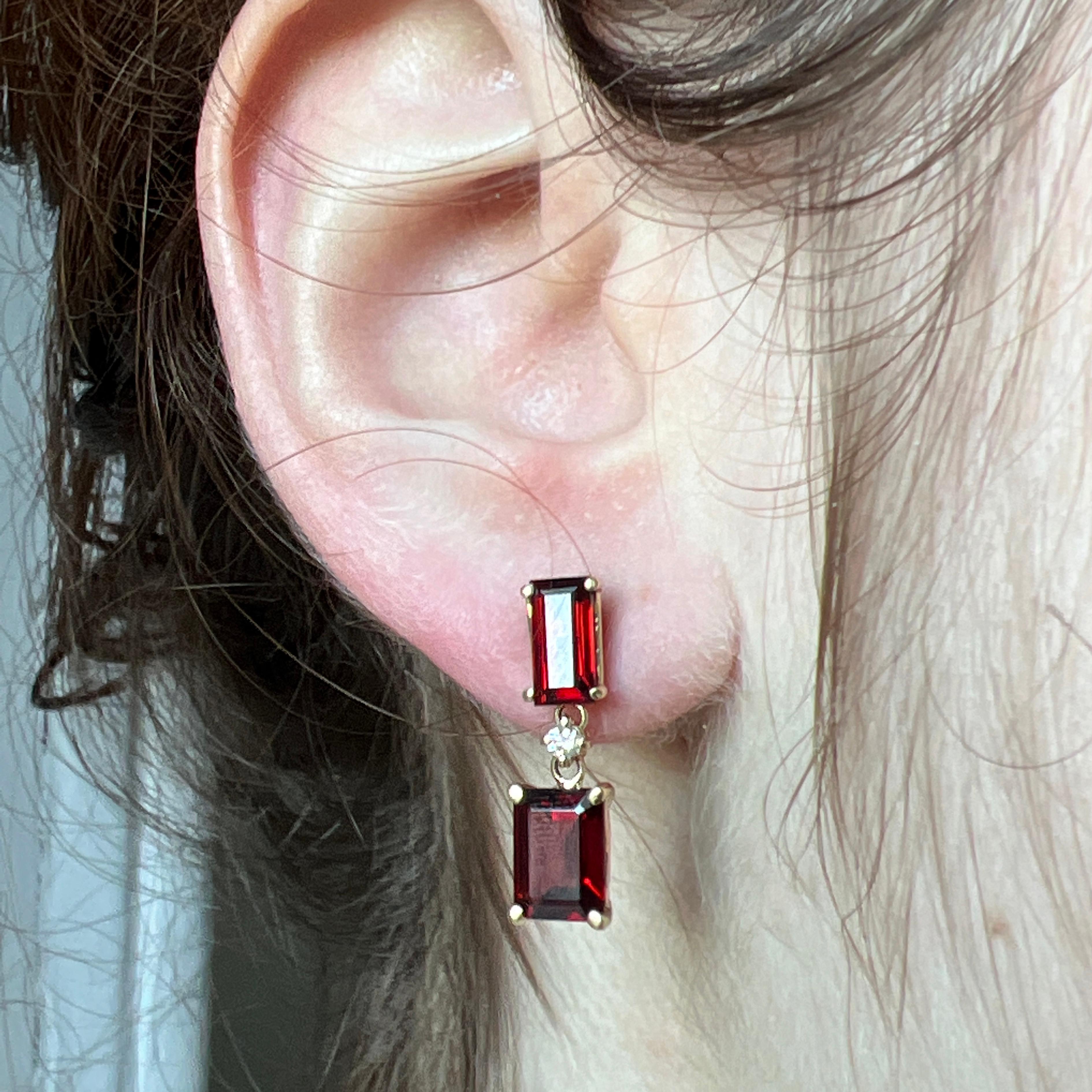 Berca Boucles d'oreilles en or 18 carats avec grenats spessartines rouges et diamants blancs taille émeraude 5,79 carats en vente 1