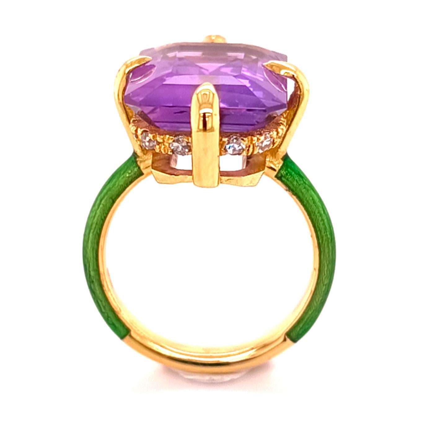 Anello da cocktail unico e senza tempo con un'ametista uruguaiana di 9,20 tagliata a smeraldo in un'incastonatura di diamanti di alta qualità, semplice ma chic, in oro giallo smaltato a mano verde da 0,41 carati.
Questo anello è realizzato in oro