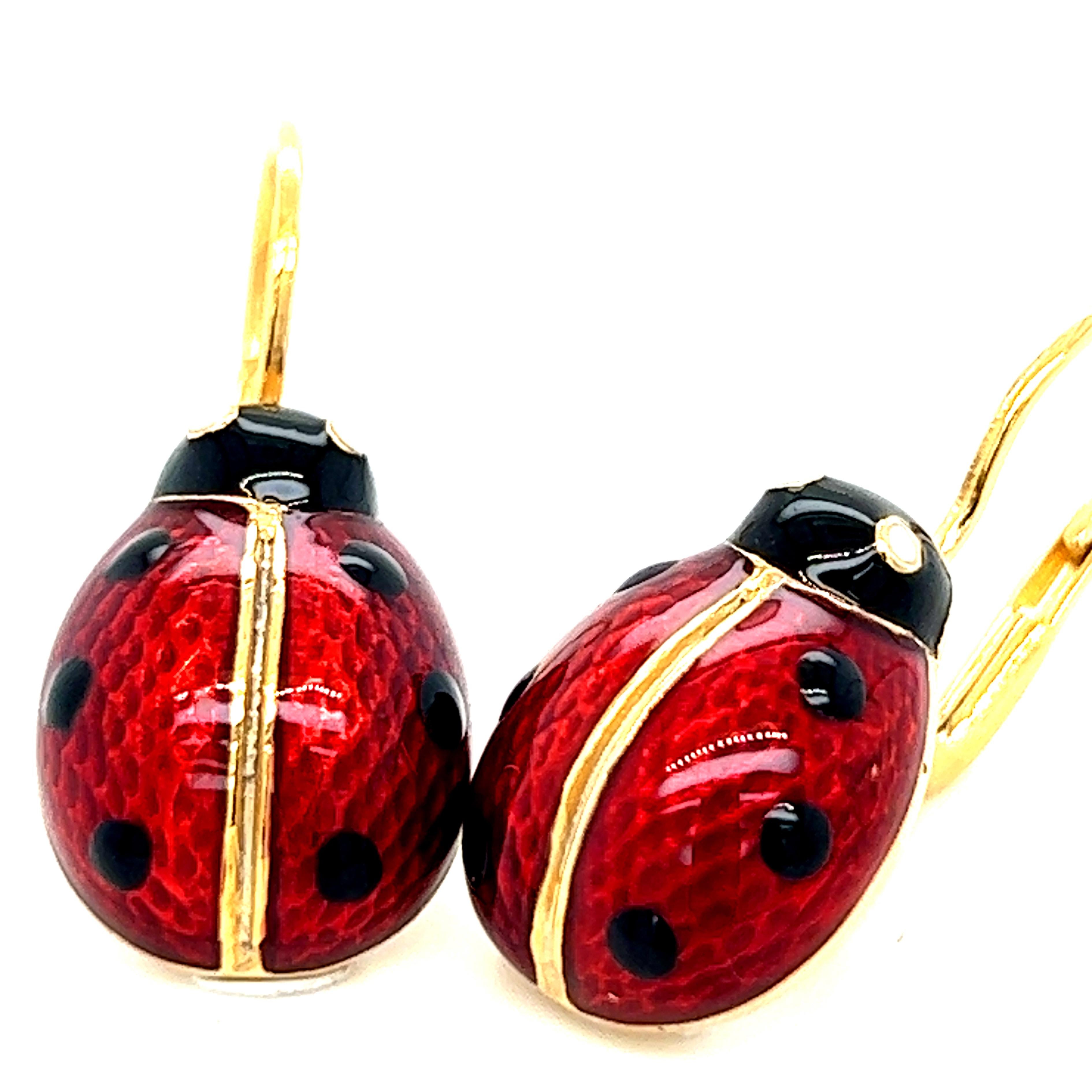 Schicke, zeitlose, aber nicht traditionelle, rot-schwarz gefleckte, handemaillierte Marienkäfer-Ohrringe in Form von Sterlingsilber und vergoldeter Fassung mit Hebelverschluss.
In einem eleganten Tabak-Lederetui und Etui.



