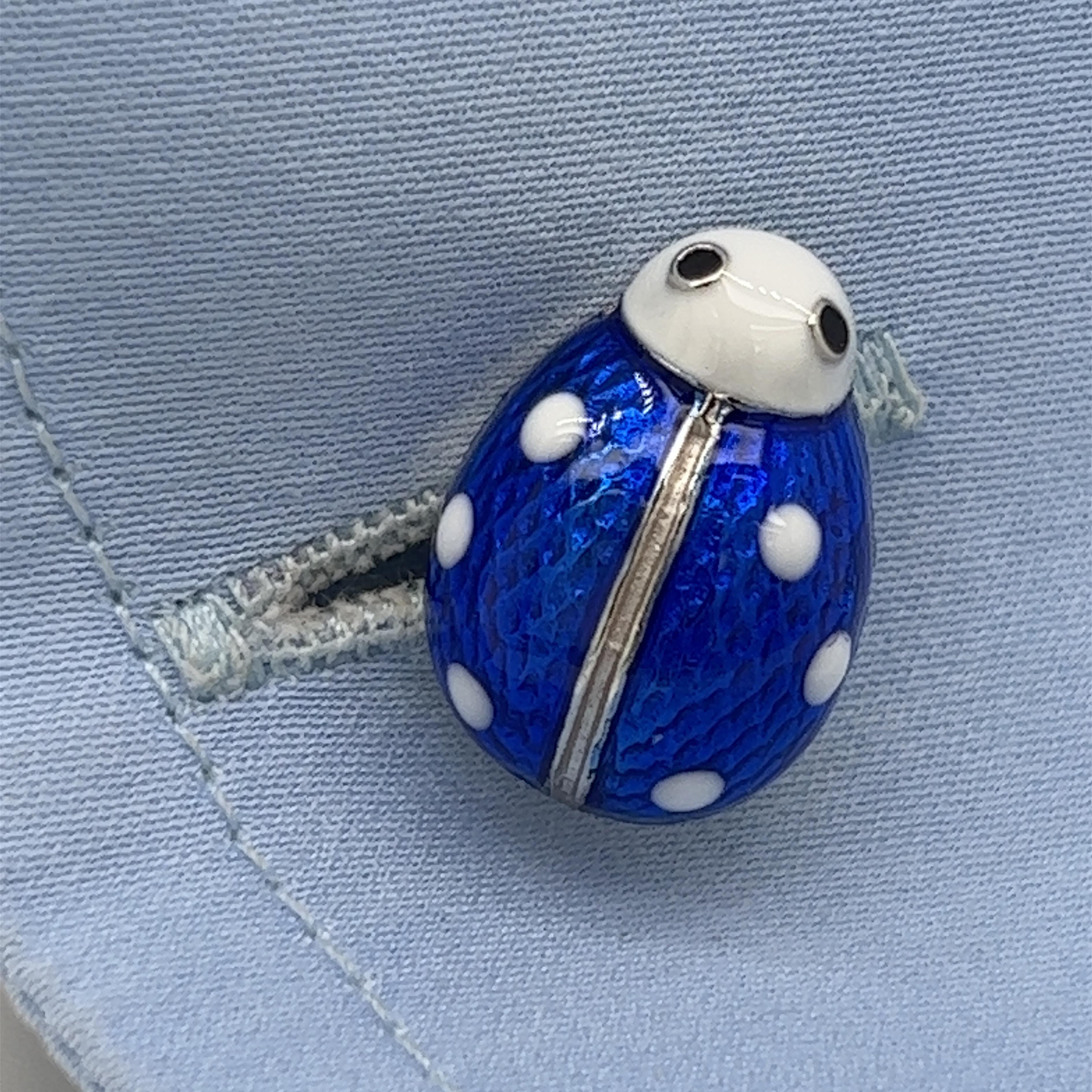 Berca Sterlingsilber-Manschettenknöpfe in Blau und Weiß emailliert in Ladybug-Form mit T-Bar-Rücken (Zeitgenössisch) im Angebot