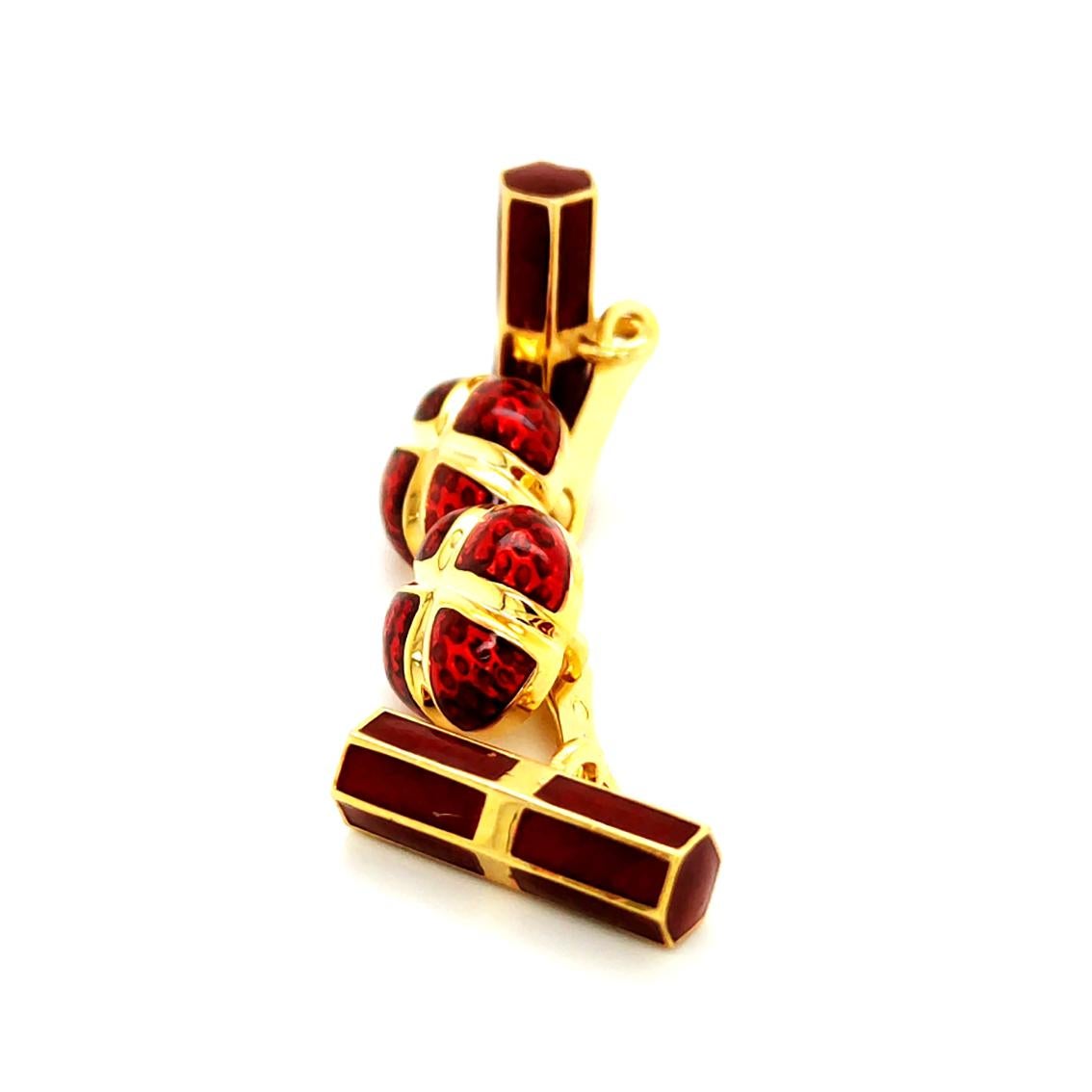 Schicke und zeitlose, leuchtend rote, handemaillierte, eiförmige Manschettenknöpfe aus vergoldetem Sterlingsilber.
In unserer eleganten Black Box und dem Etui. Manschettenknöpfe, die außerordentlich gut zu eleganter Kleidung passen. 