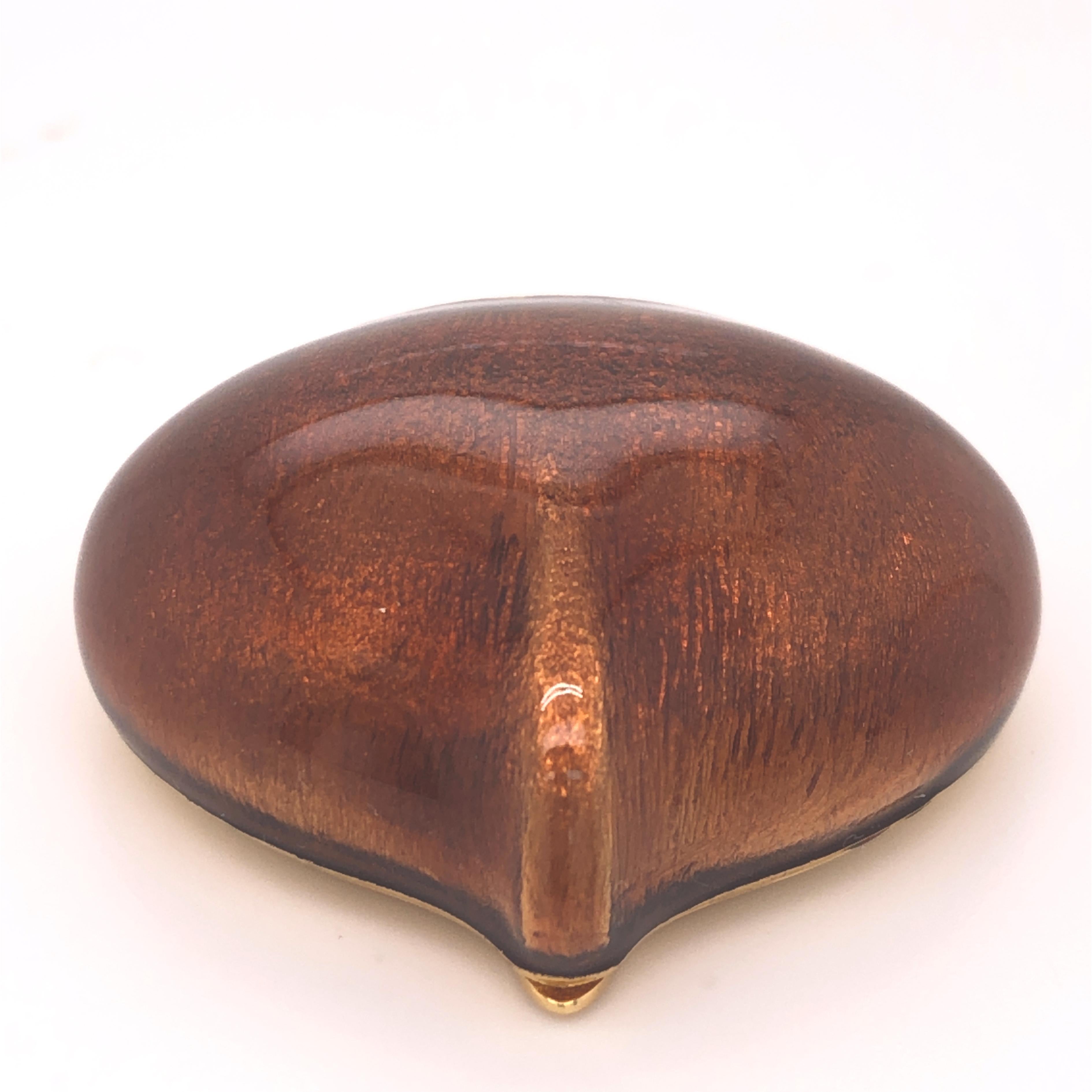 Elegante, absolut schicke Pillendose, kastanienförmig, sorgfältig von Hand in unserem Atelier emailliert.
Größen: 1.10x1.181x0.551inches, 28x30x14mm
Die Lieferung erfolgt in unserem Wildlederetui, das als Geschenk verpackt ist, direkt zu Ihnen nach