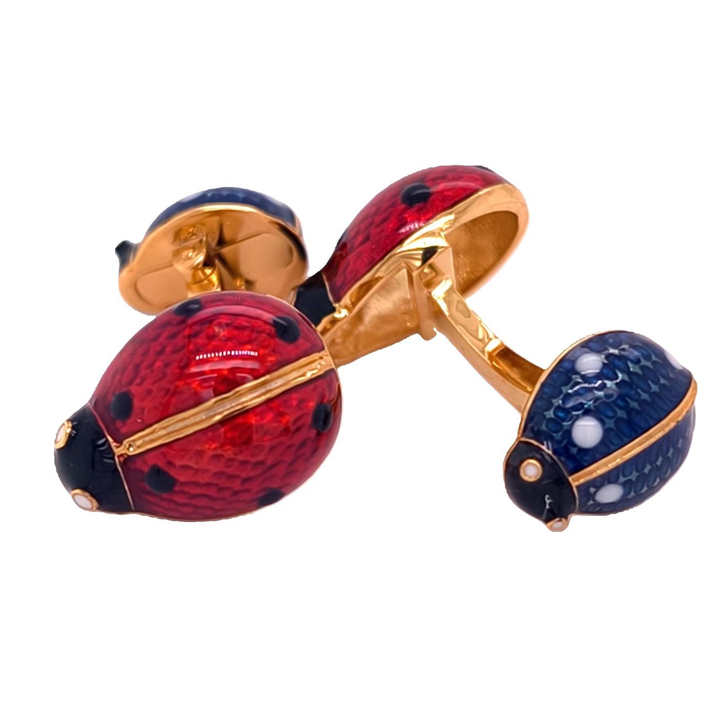 This hand-enamelled cufflink depicting 4 ladybugs of different colours is an eccentric yet absolutely elegant accessory. This jewel is made of 925‰ silver plated in 22 kt gold, it has a very deep gold plating colour that helps to give an extremely