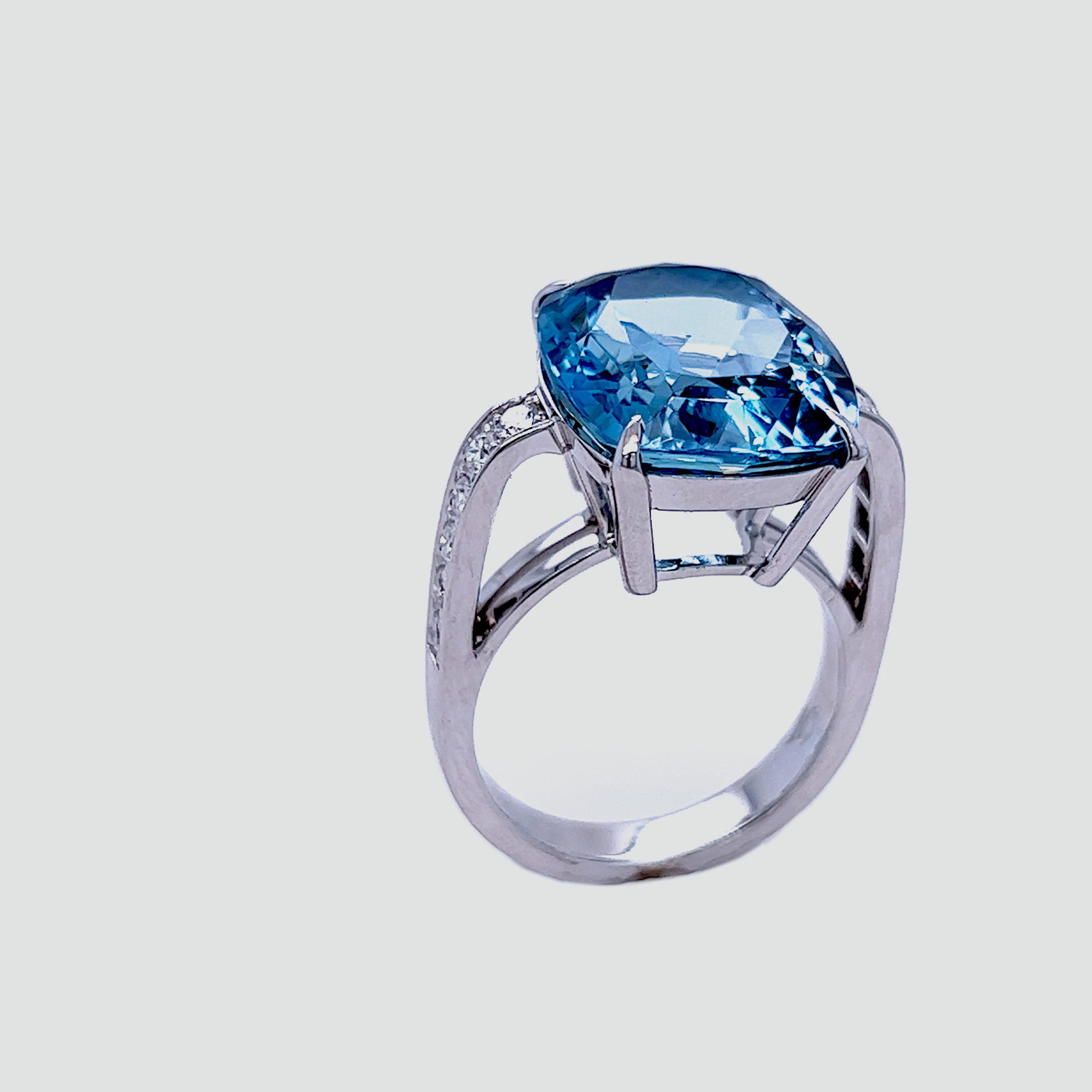 Contemporain BERCA Bague certifiée GIA 9.15Kt Antik Aigue-marine bleue taille coussin Diamant blanc en vente