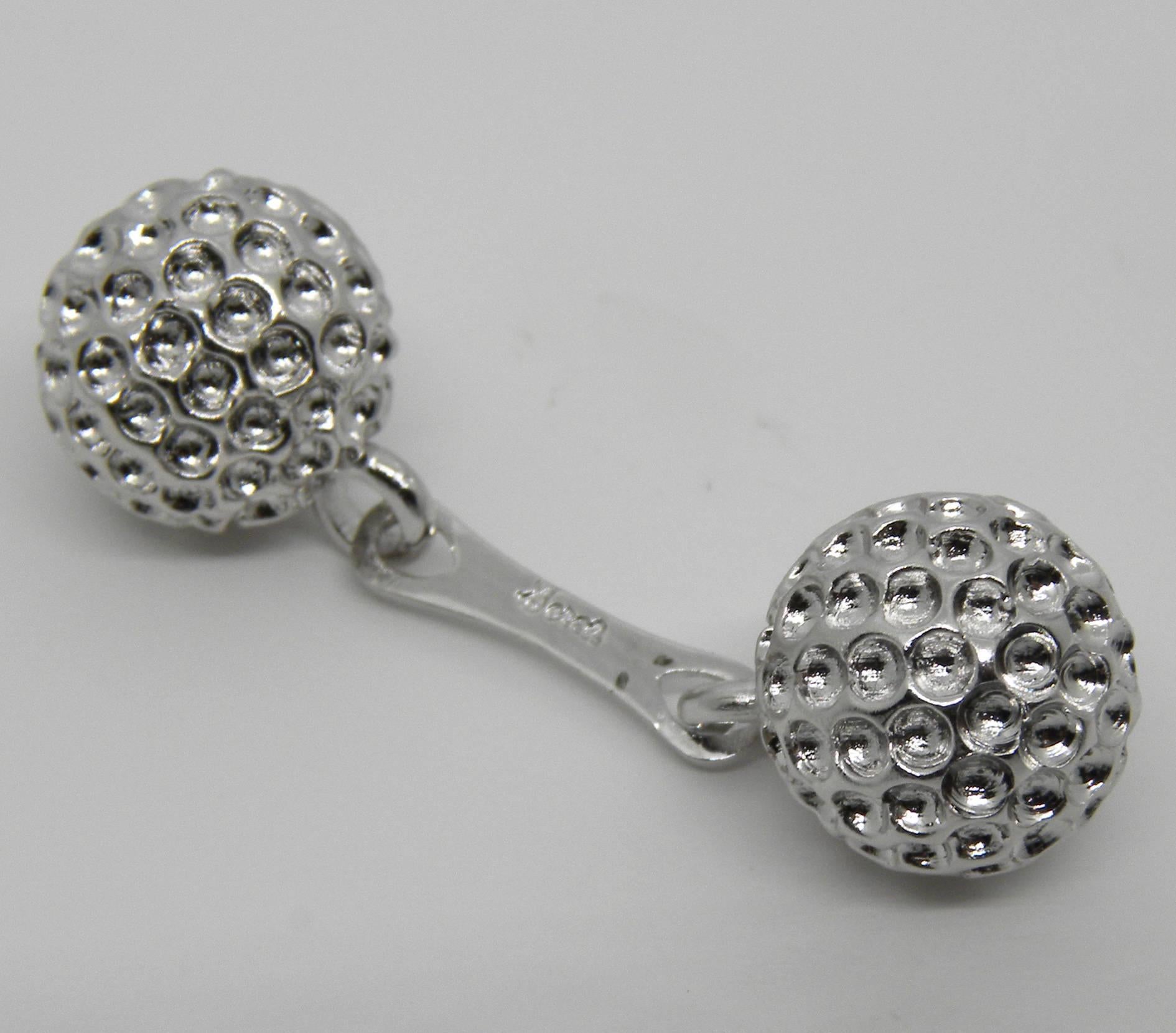 Estos gemelos de plata de ley maciza son una copia perfecta, hecha a mano, de una auténtica pelota de golf.
Diámetro aproximado de la bola: 0,393 pulgadas
En nuestra elegante funda y estuche de piel de tabaco.