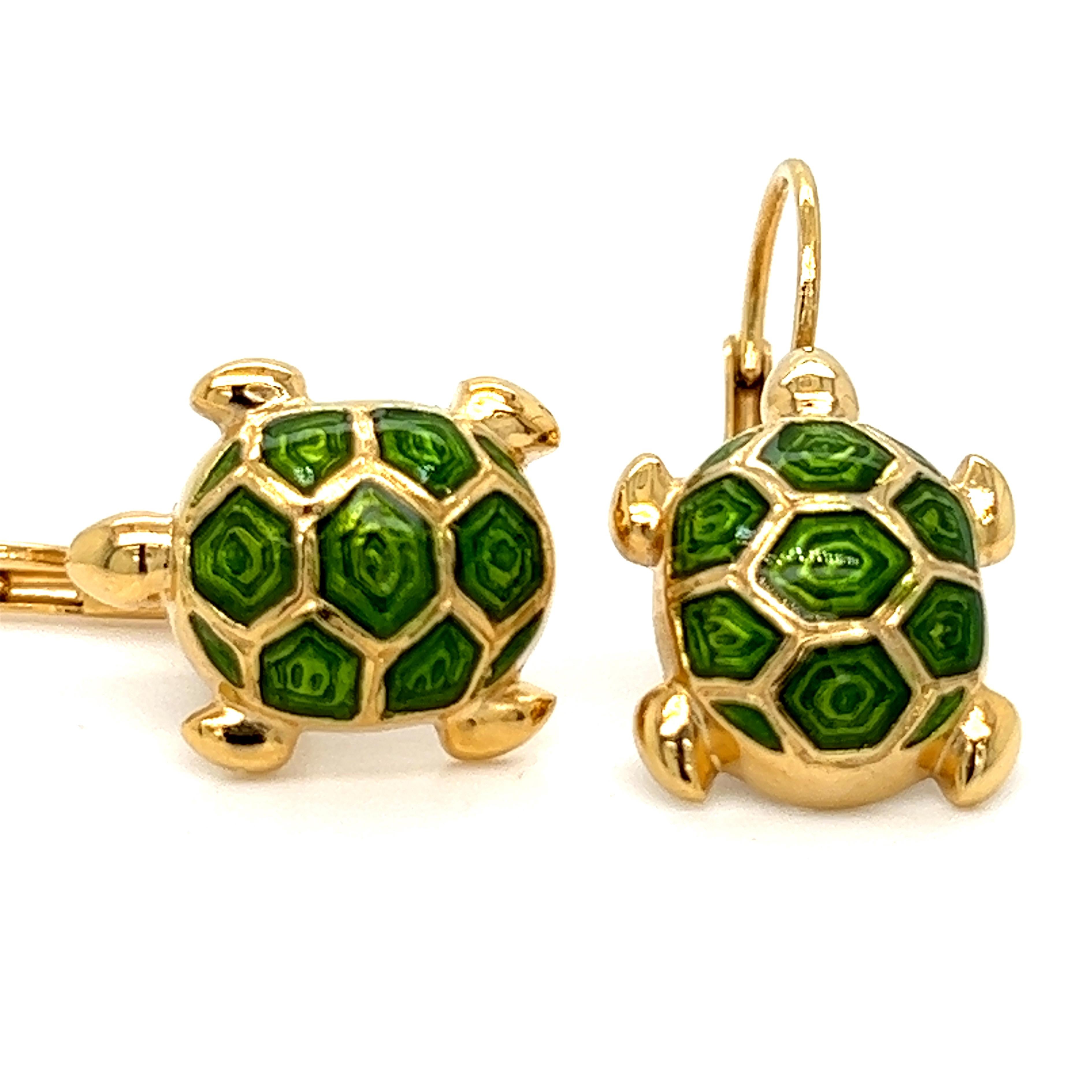 Schick, zeitlos, aber nicht traditionell Grün Hand emailliert kleine Schildkröte geformt, Sterling Silber, vergoldet Einstellung Lever-Back-Ohrringe.
In einem eleganten Tabak-Lederetui und Etui.



