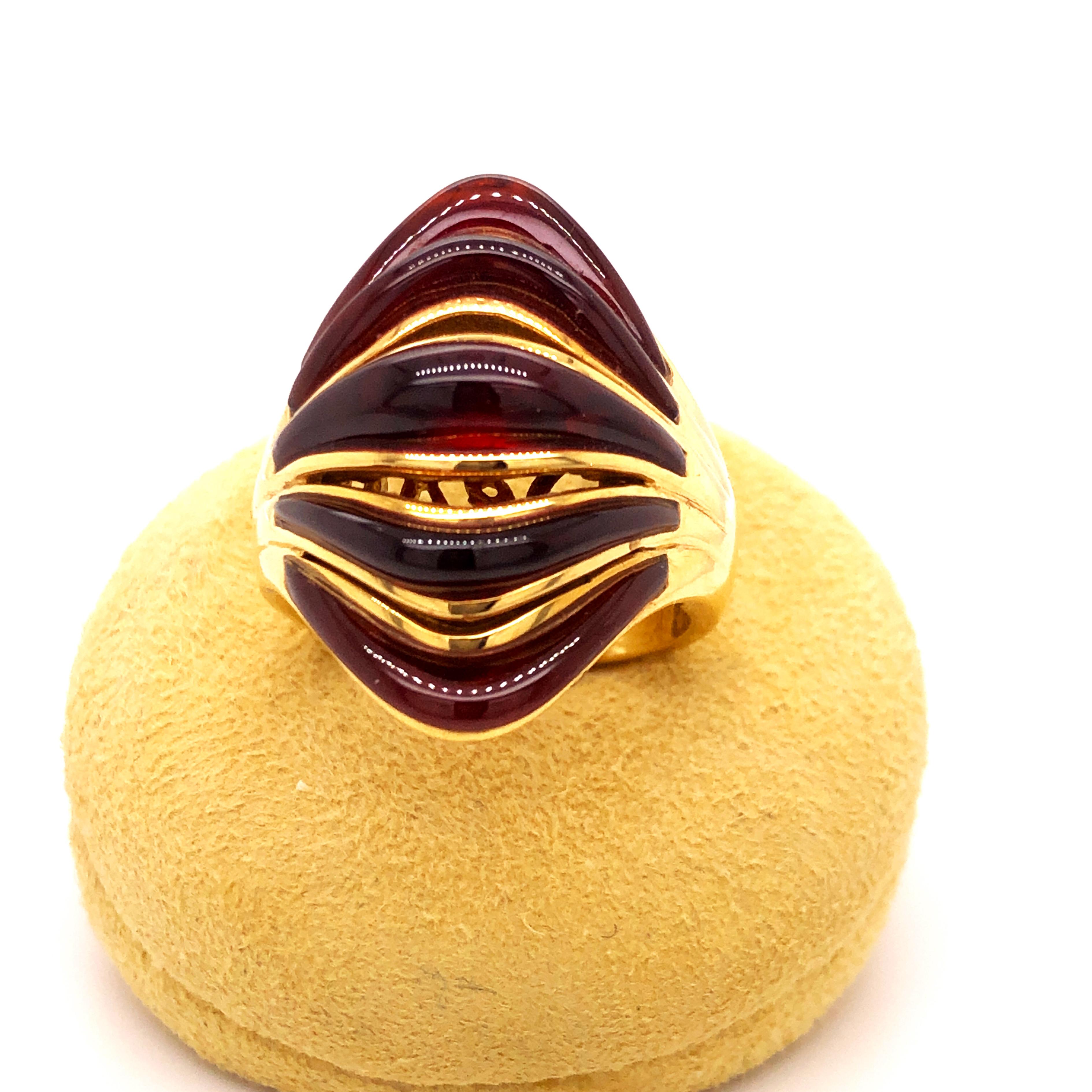 Berca Iconic Natürlicher roter Granat Gelbgold Fassung Wellen Cocktail-Ring im Angebot 1