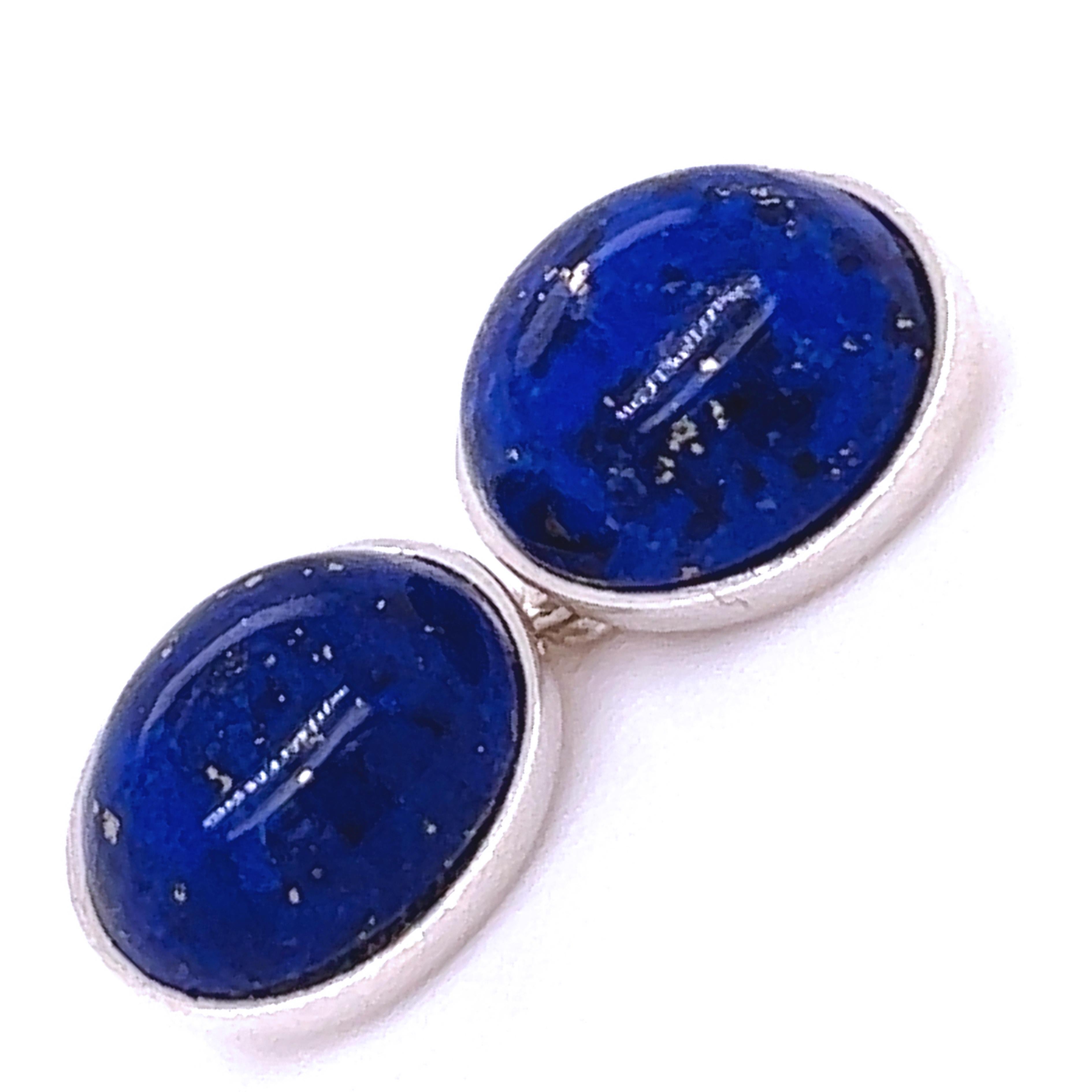 Chic und zeitlos, natürliche Hand Intarsien Lapis Lazuli Cabochon Oval geformt Sterling Silber Manschettenknöpfe.
In unserem eleganten Etui und Etui aus tabakfarbenem Wildleder.

