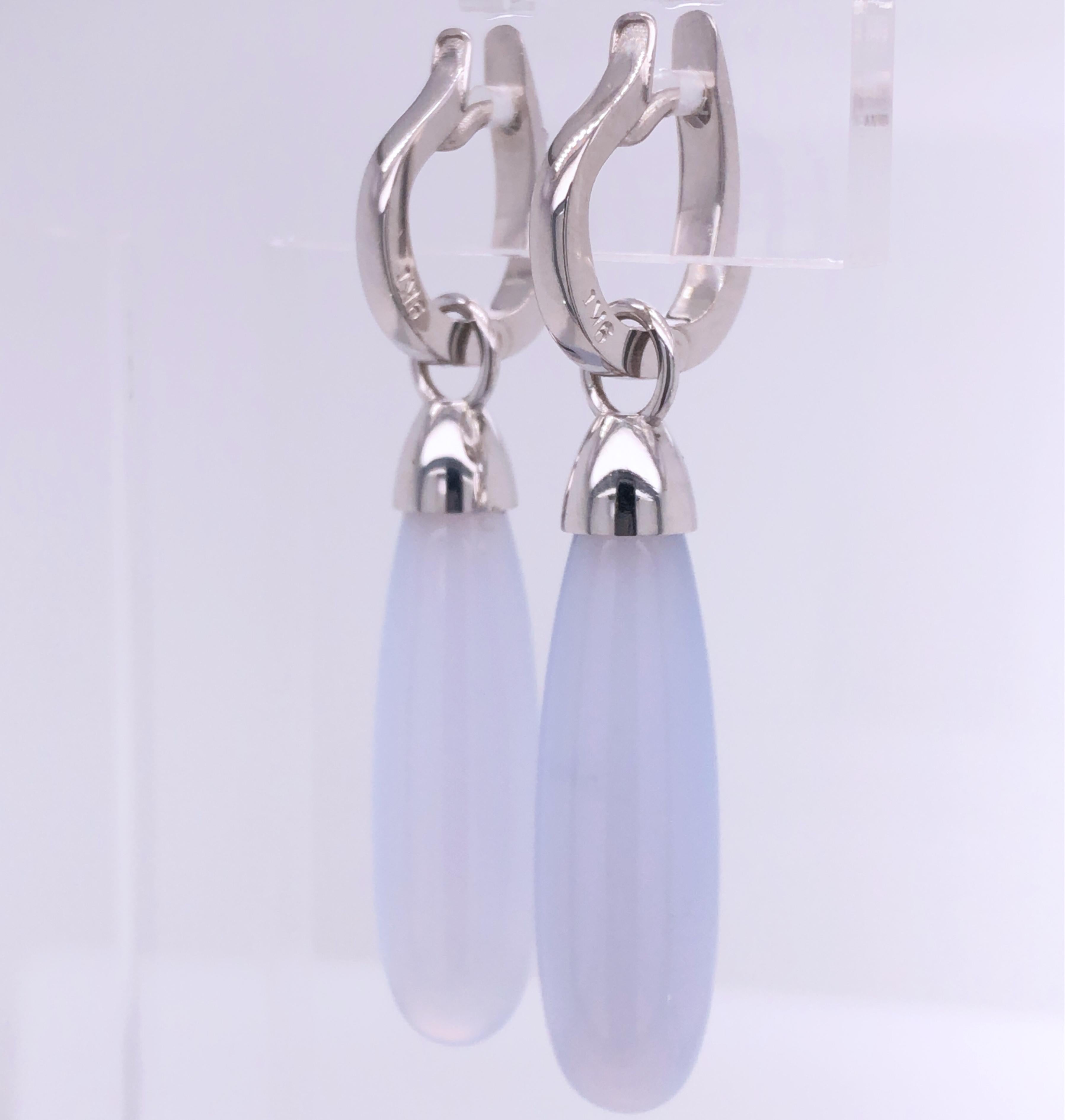 Chic yet timeless Removable Earrings featuring two Natural Light Blue Chalcedony Drop Cut in a White Gold Setting.
This brilliant setting allows to wear these lovely earrings both ways.
In our smart Black Box and Pouch.
Total Lenght 2.04inches,