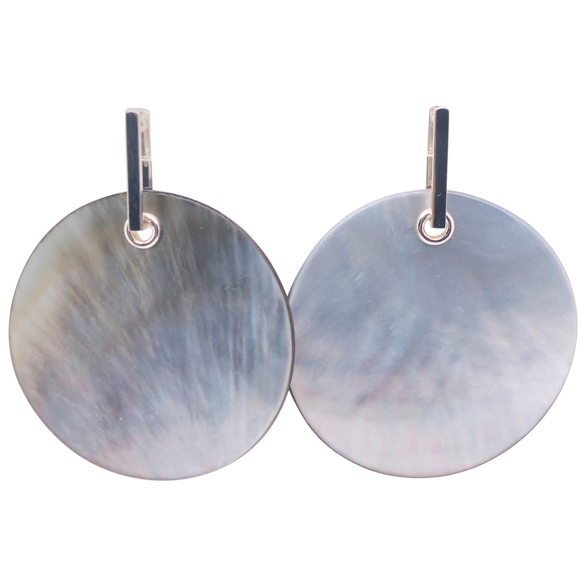 Disque en argent sterling émaillé gris Berca et émaillé de nacre amovible  Boucles d'oreilles