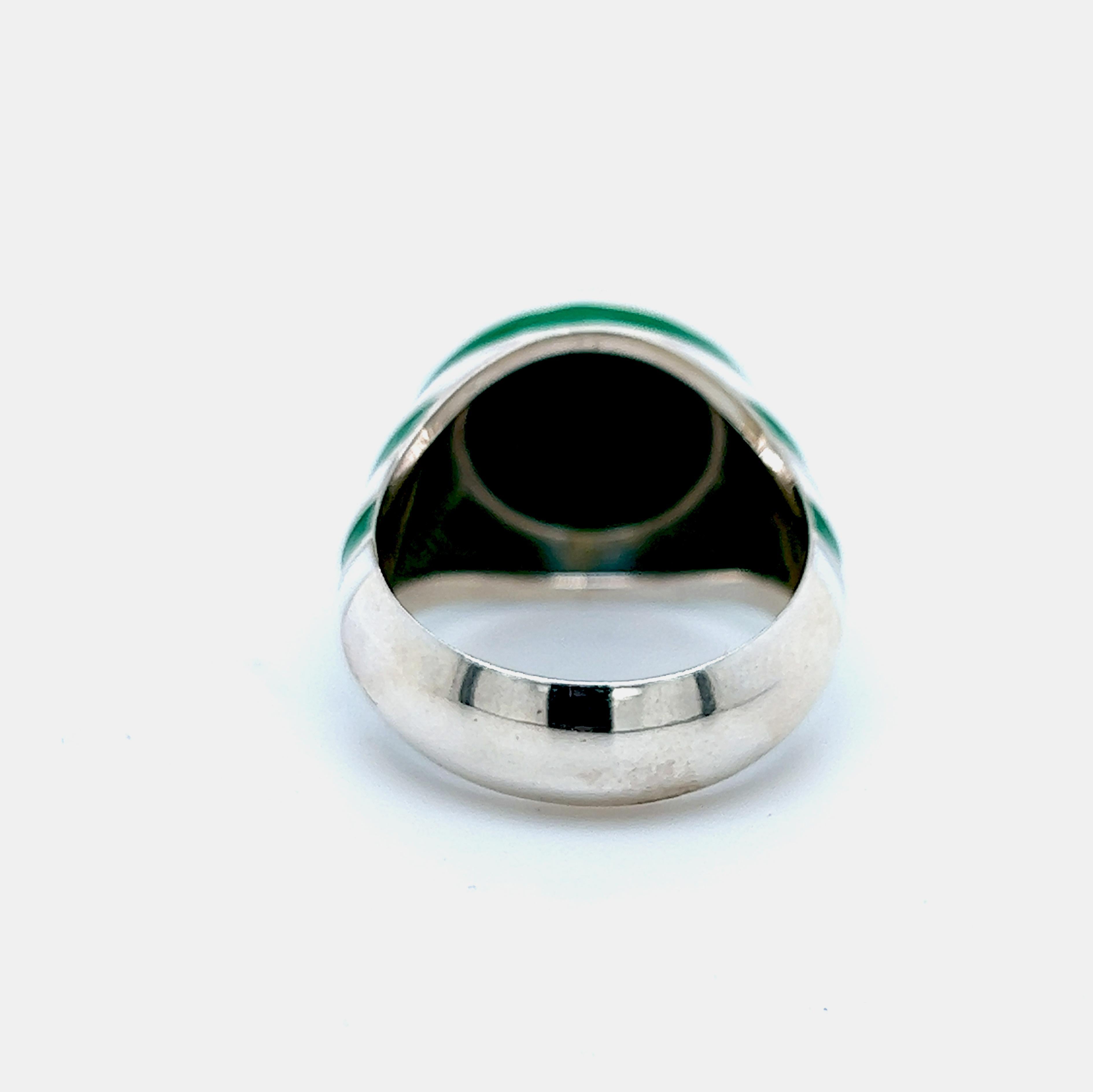 Berca Ring aus hand emailliertem Sterlingsilber mit rundem Malachit in Weiß und Grün (Zeitgenössisch) im Angebot