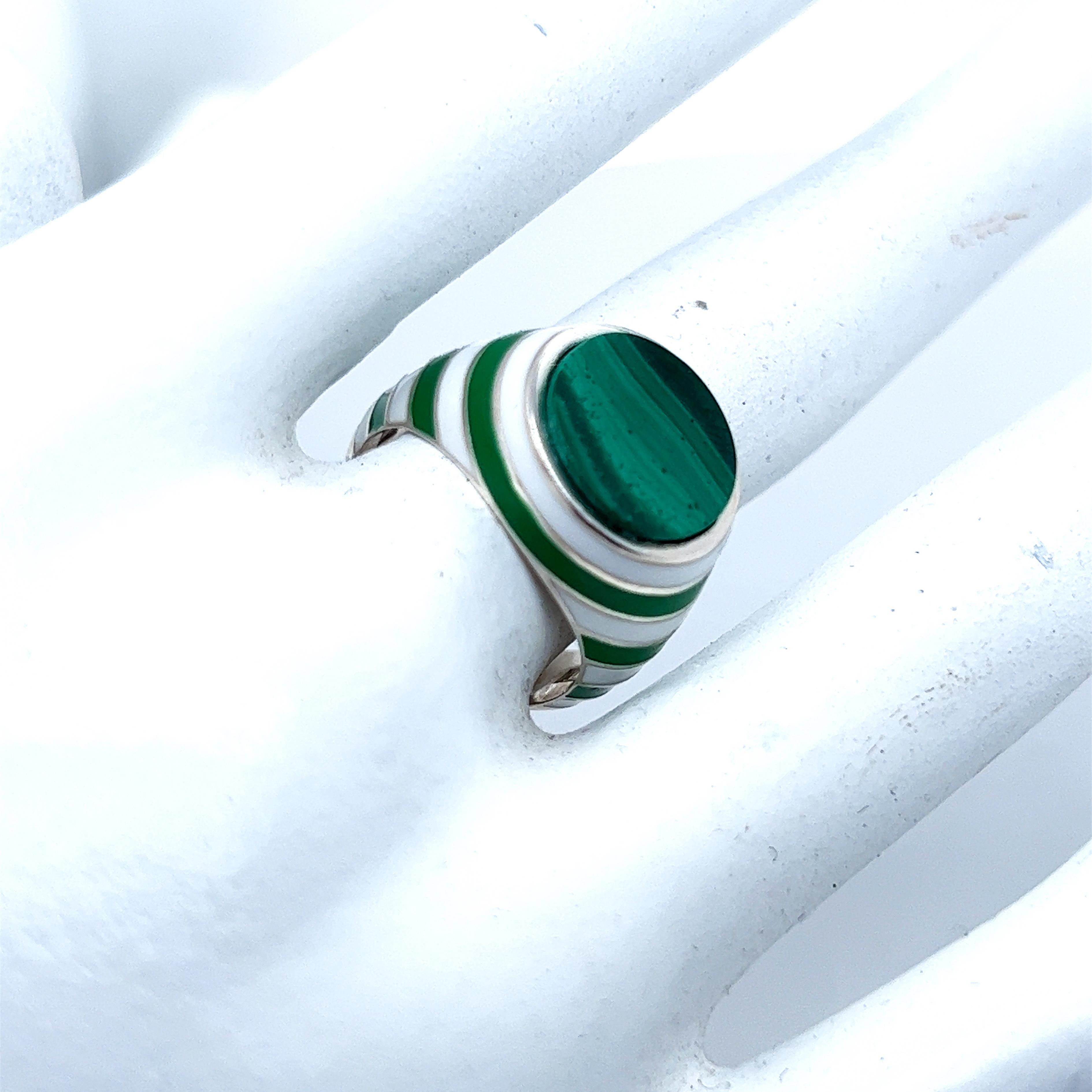 Berca Ring aus hand emailliertem Sterlingsilber mit rundem Malachit in Weiß und Grün im Angebot 1