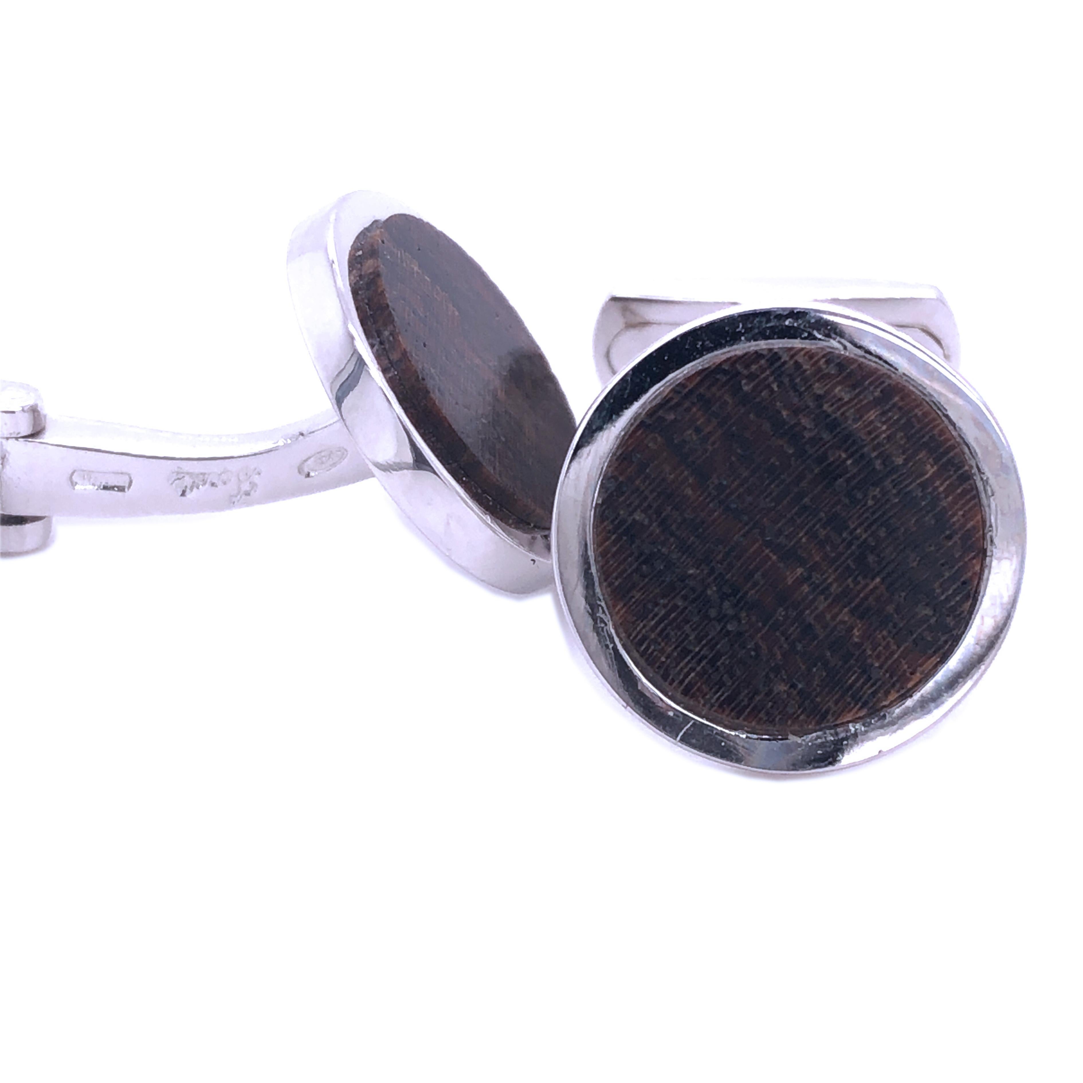 Chic e senza tempo, gemelli in argento sterling a forma di disco rotondo in legno di acacia naturale intarsiato a mano, con barra a T sul retro.
Nella nostra elegante scatola nera con custodia.

