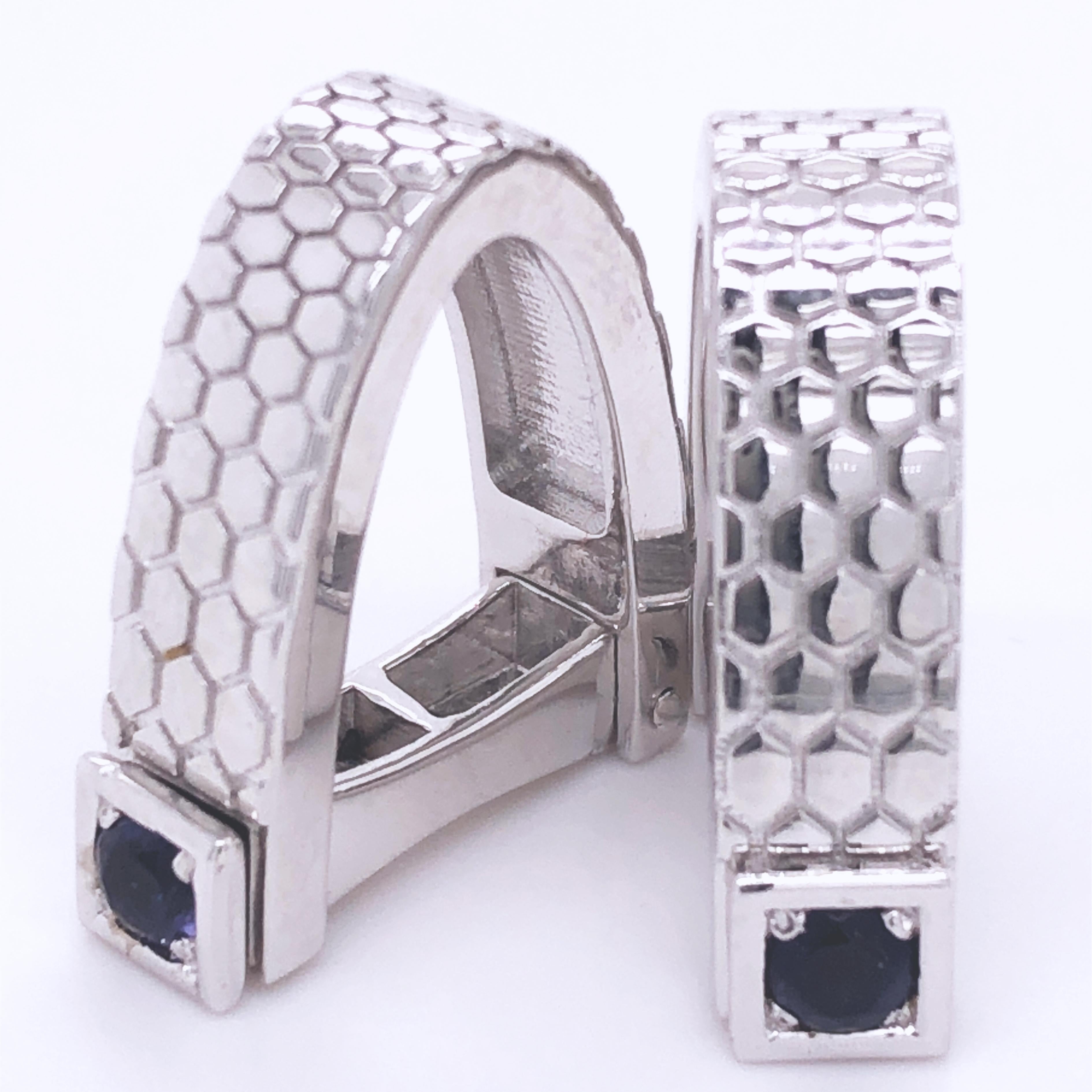 Gemelos de plata de ley con montura guilloché, elegantes, únicos y atemporales, con corte brillante de 0,30 quilates de iolita azul en forma de estribo.
En nuestra Caja Negra Inteligente y Bolsa.