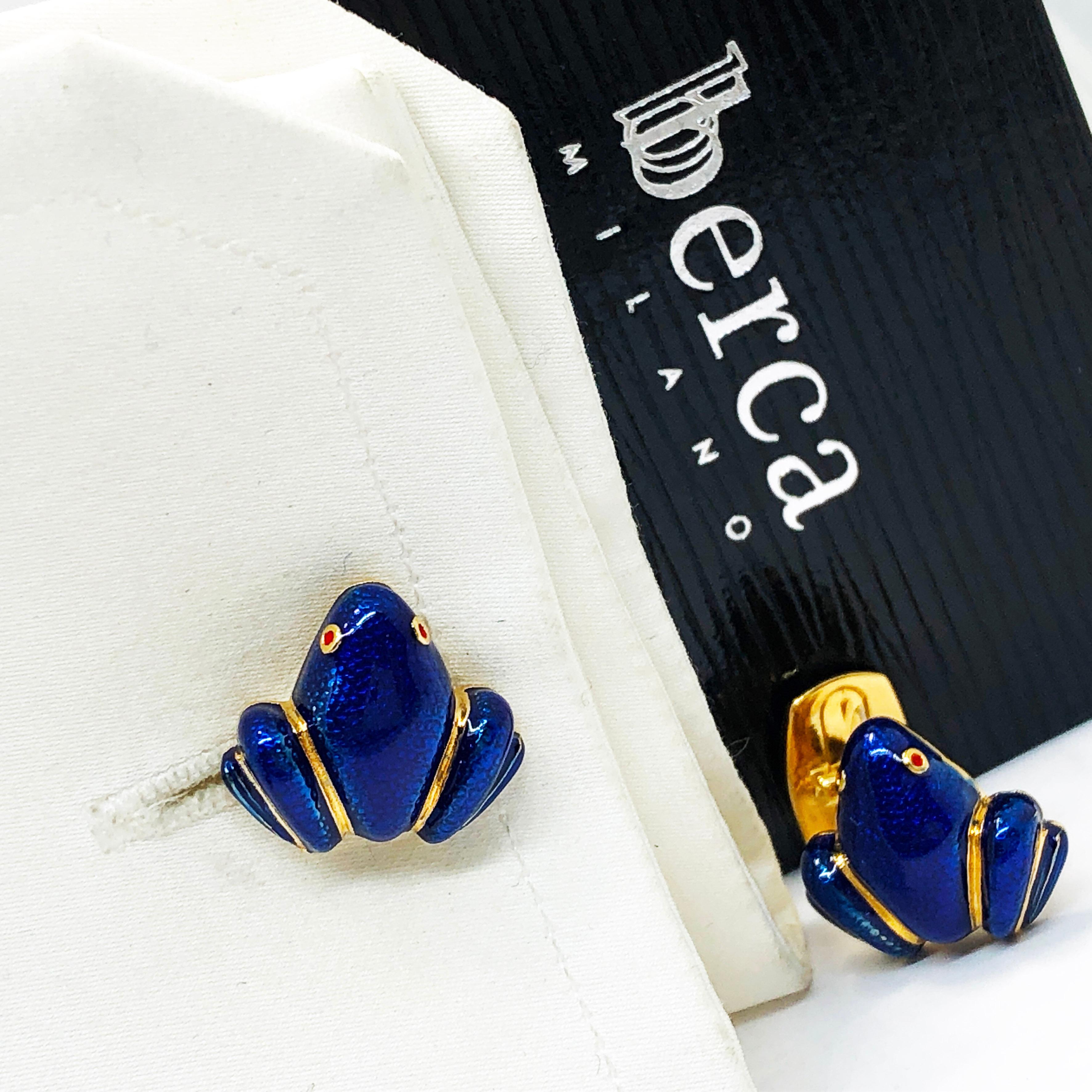 Einzigartige und schicke marineblaue, von Hand emaillierte Manschettenknöpfe in Form eines kleinen Frosches in Form eines T-Bars, Sterling Silber Gelbgold plattiert.
Diese Manschettenknöpfe werden von den feinen Handwerkern des Berca-Ateliers in