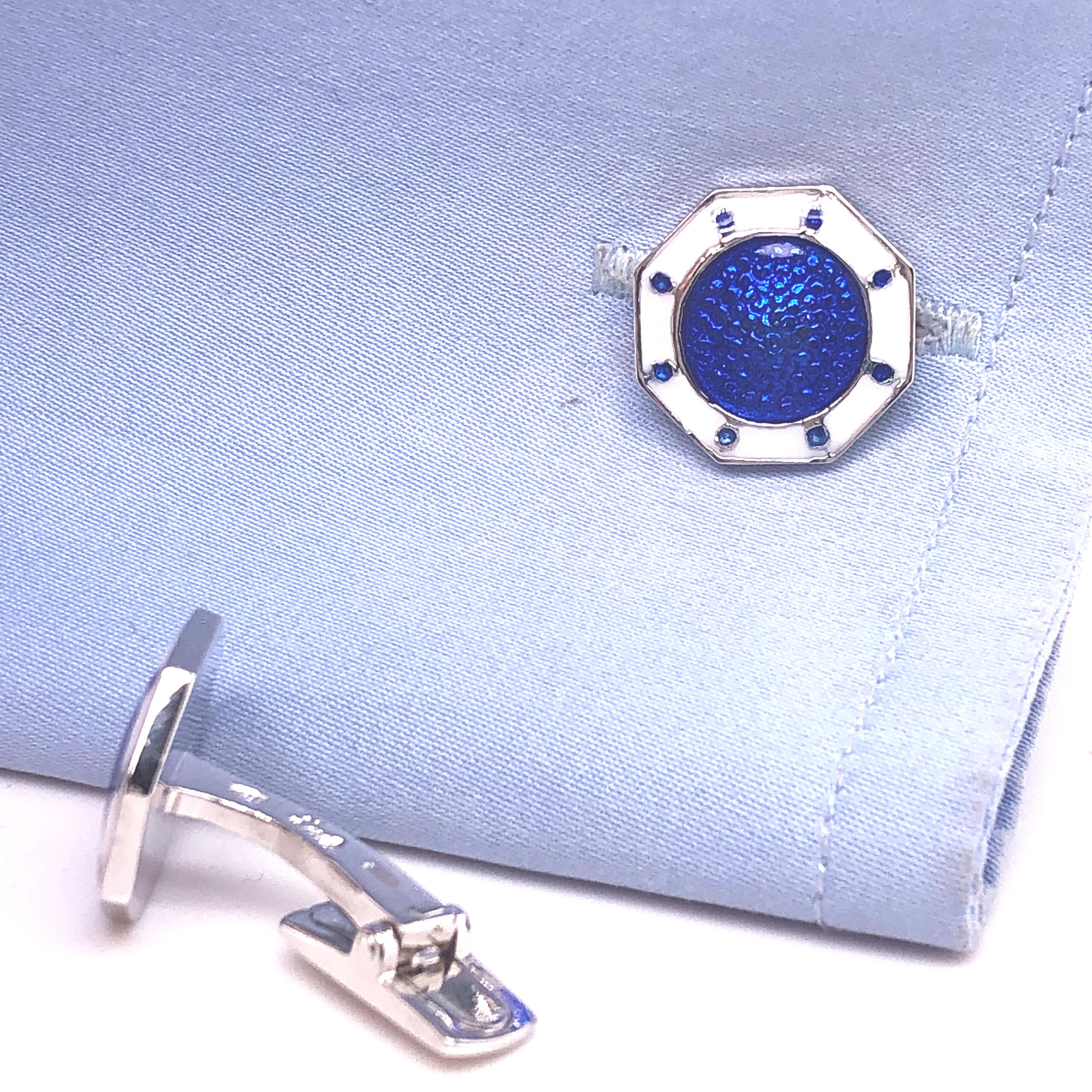 Achteckige Manschettenknöpfe aus weißem, marineblau emailliertem Sterlingsilber mit T-Bar-Rücken (Zeitgenössisch) im Angebot