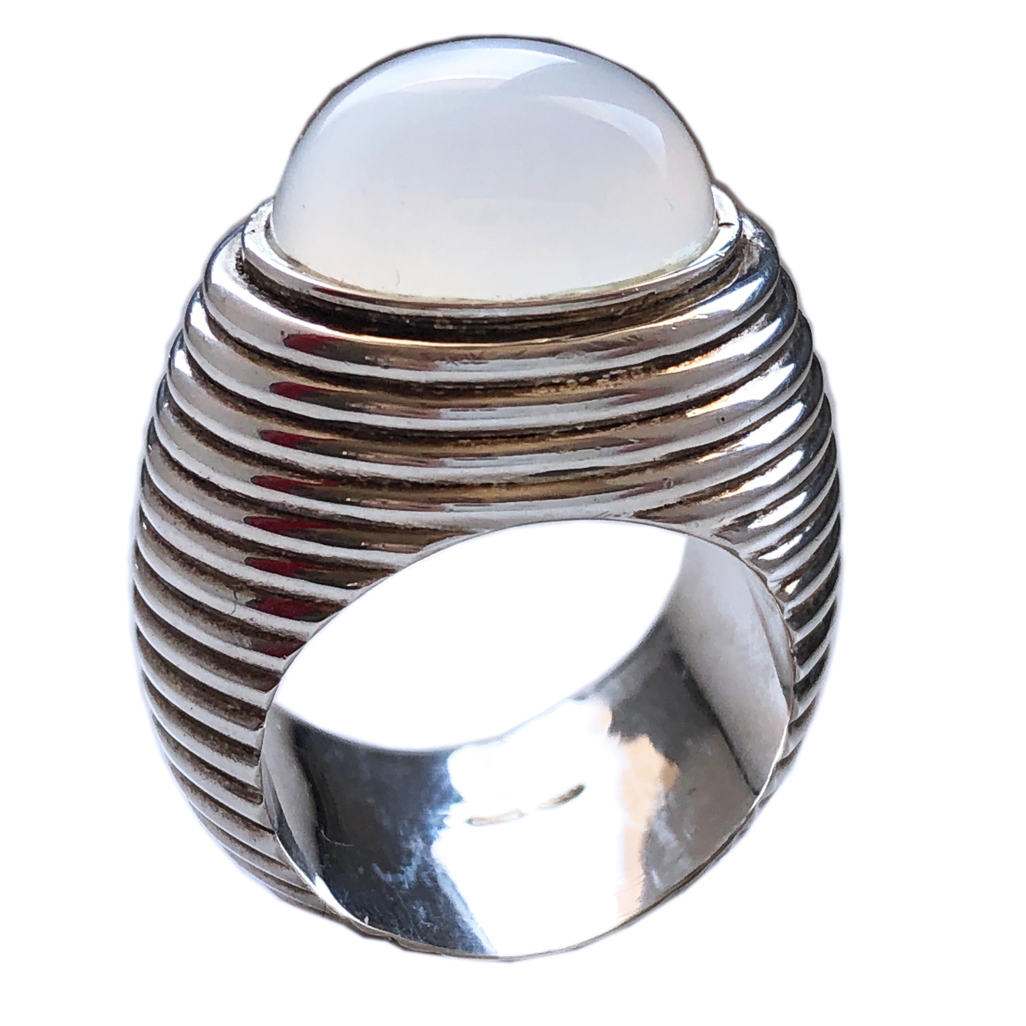 Bague cocktail unique, contemporaine, chic et intemporelle, ornée d'un cabochon de pierre de lune naturelle de 12 carats (0,555x0,436in) dans une monture en argent massif magnifiquement travaillée à la main.
Le changement de couleur du cabochon de