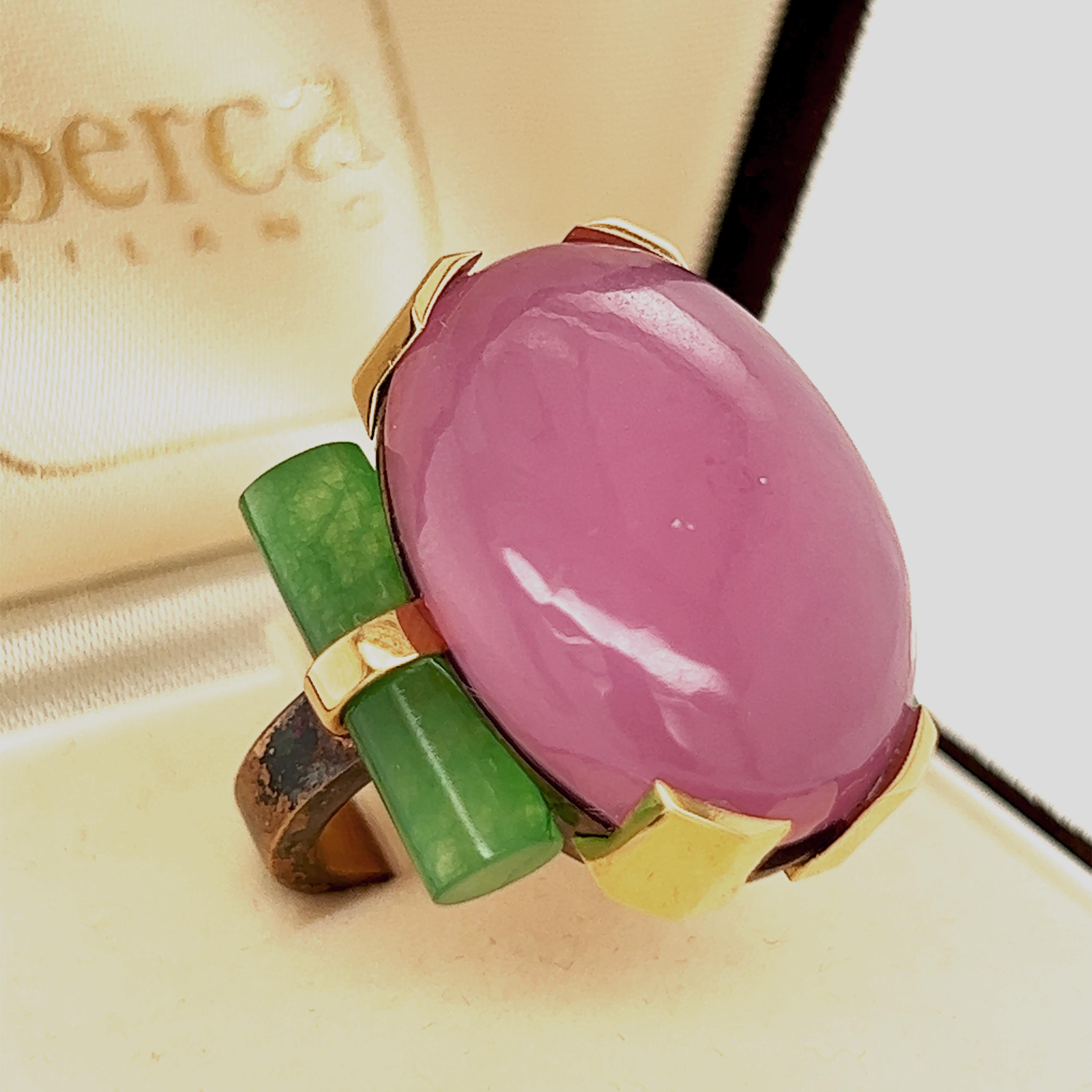 Bague cocktail unique, à la fois contemporaine et intemporelle, ornée d'un cabochon de jade lavande naturel de 22 carats (0,985x0,715in) flanqué de deux bâtonnets de jade vert incrustés à la main dans une monture en or jaune 18 carats et en laiton