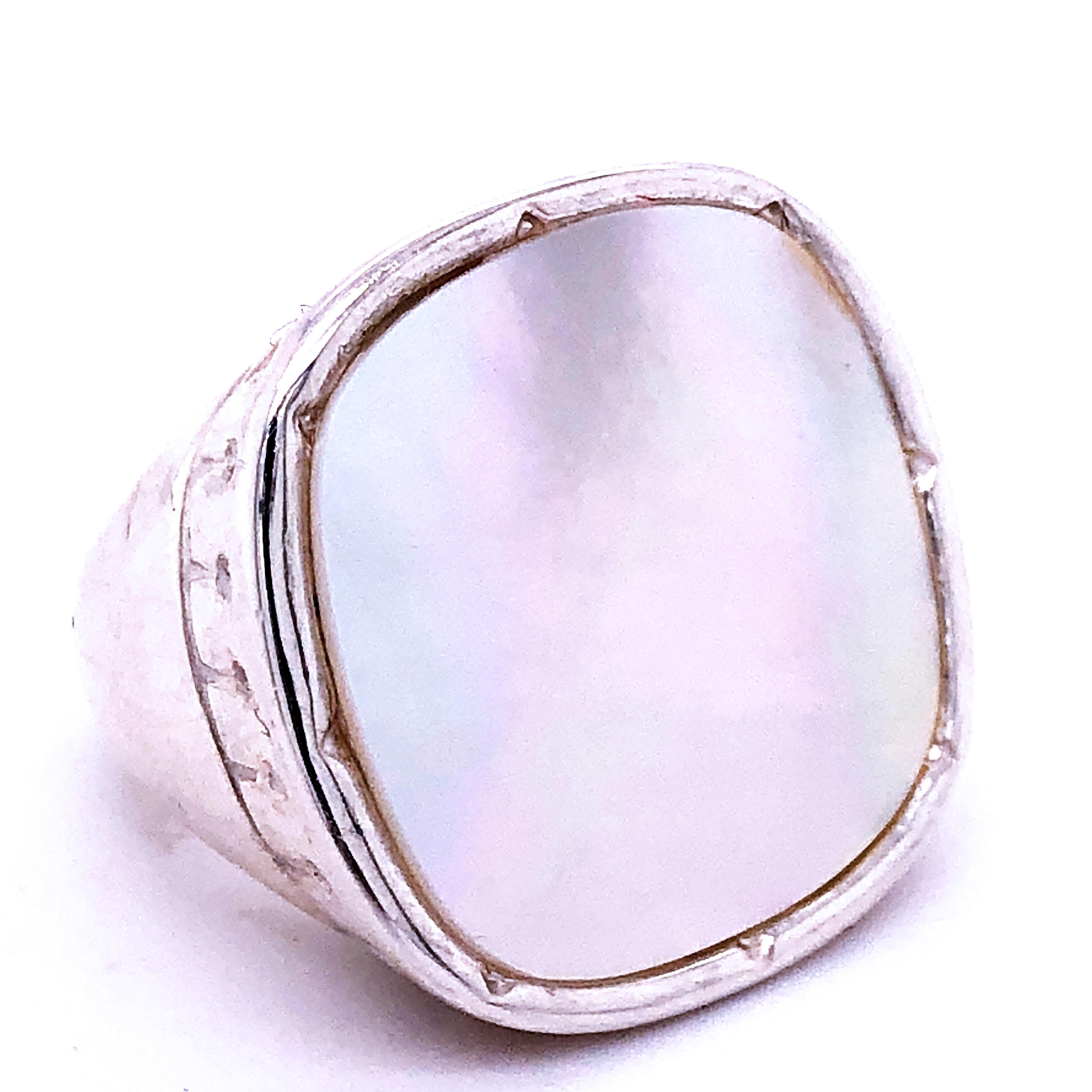 Berca White Mother of Pearl Antik Cut Hand Engraved Sterling Silver Ring In New Condition In Valenza, IT
