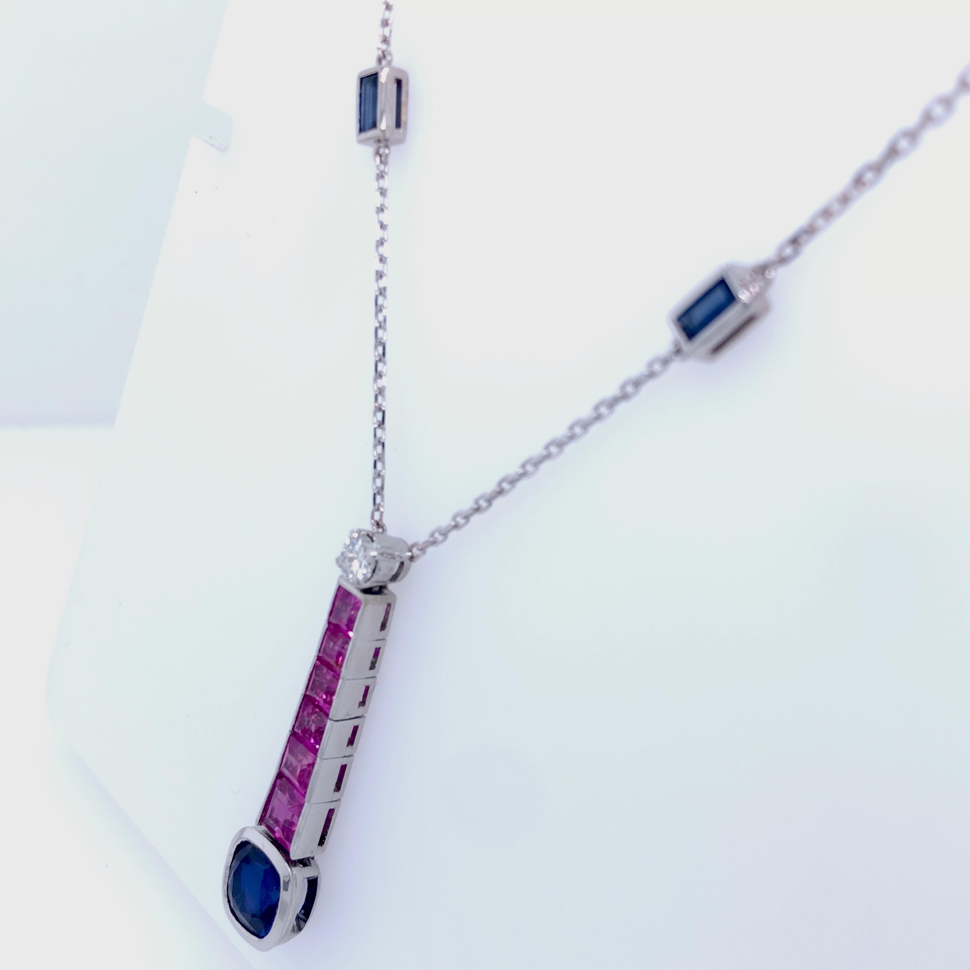 Berca Original 1970 Halskette aus Platin mit 2,71 Karat blauem Saphir, Rubin und weißem Diamant (Zeitgenössisch) im Angebot