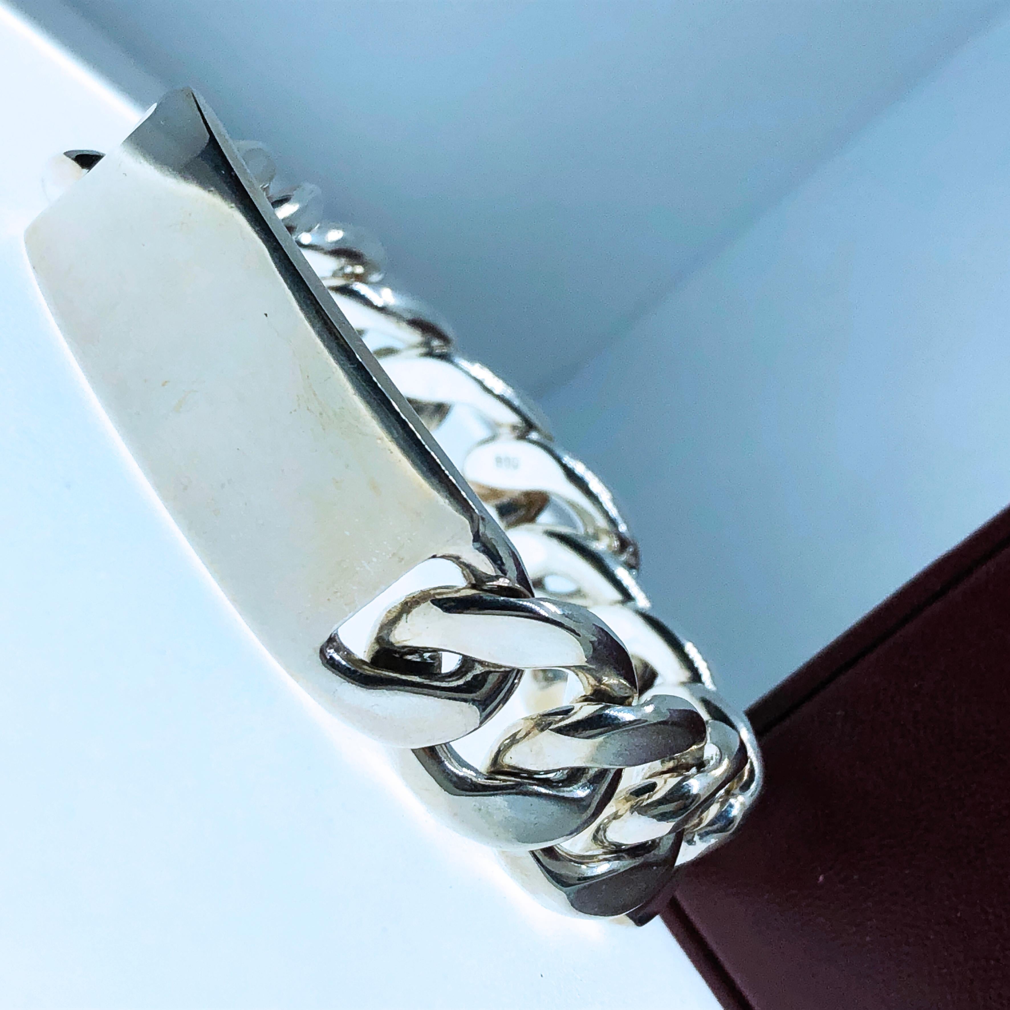 Elegante y atemporal, una pieza clásica de 1970, pulsera de plata maciza soldada a mano.
En nuestra elegante Caja Negra y Bolsa.

Peso de la pulsera: Onzas Troy 3.56 
Longitud: 7,87 pulgadas

Ofrecemos grabado gratuito, así como cambio de tamaño si