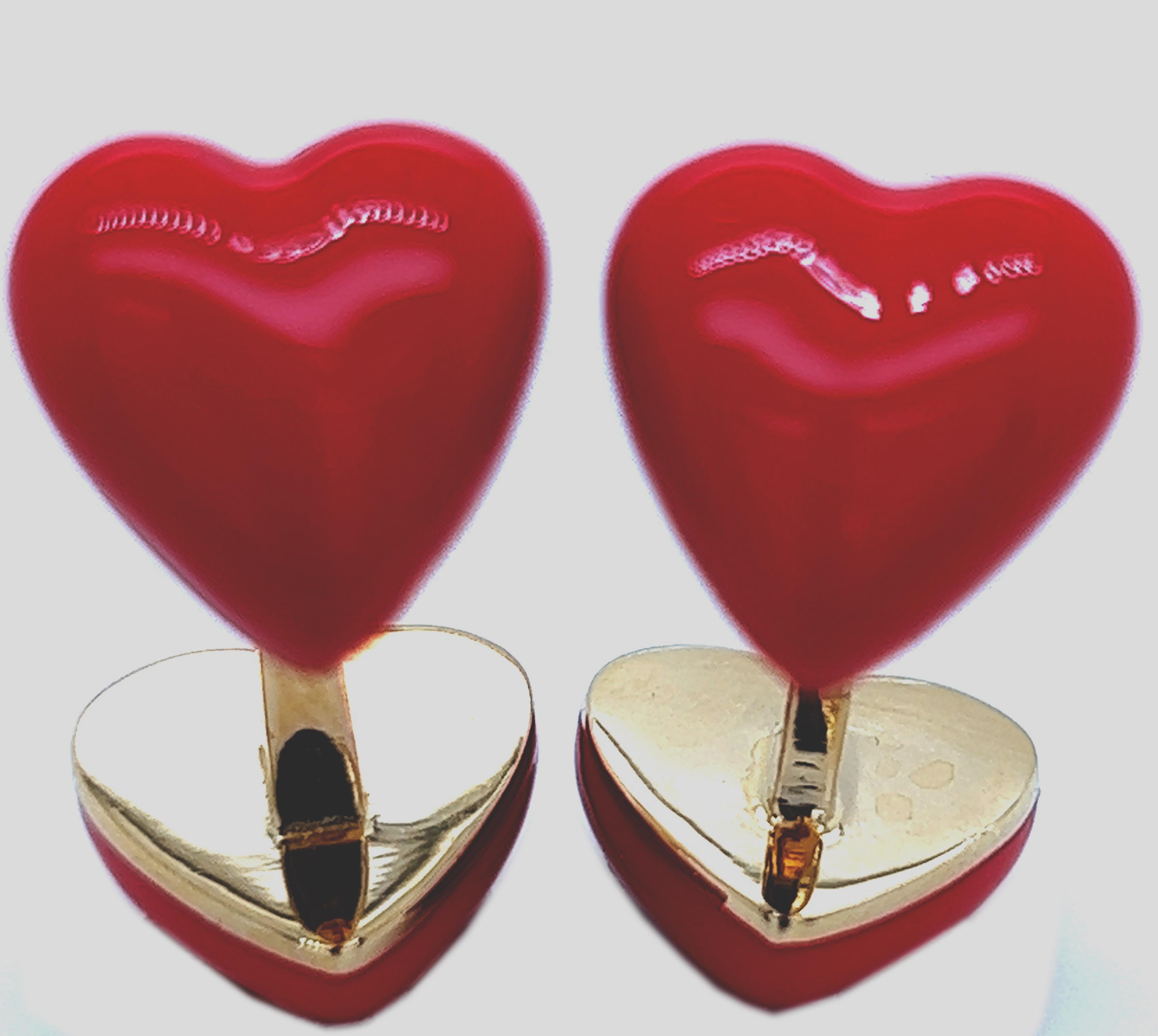 Einzigartige, absolut schicke und dennoch zeitlose Manschettenknöpfe in Form eines roten Herz-Cabochons, handemailliert in vergoldetem Sterlingsilber.
In unserem eleganten Wildlederetui und Etui.