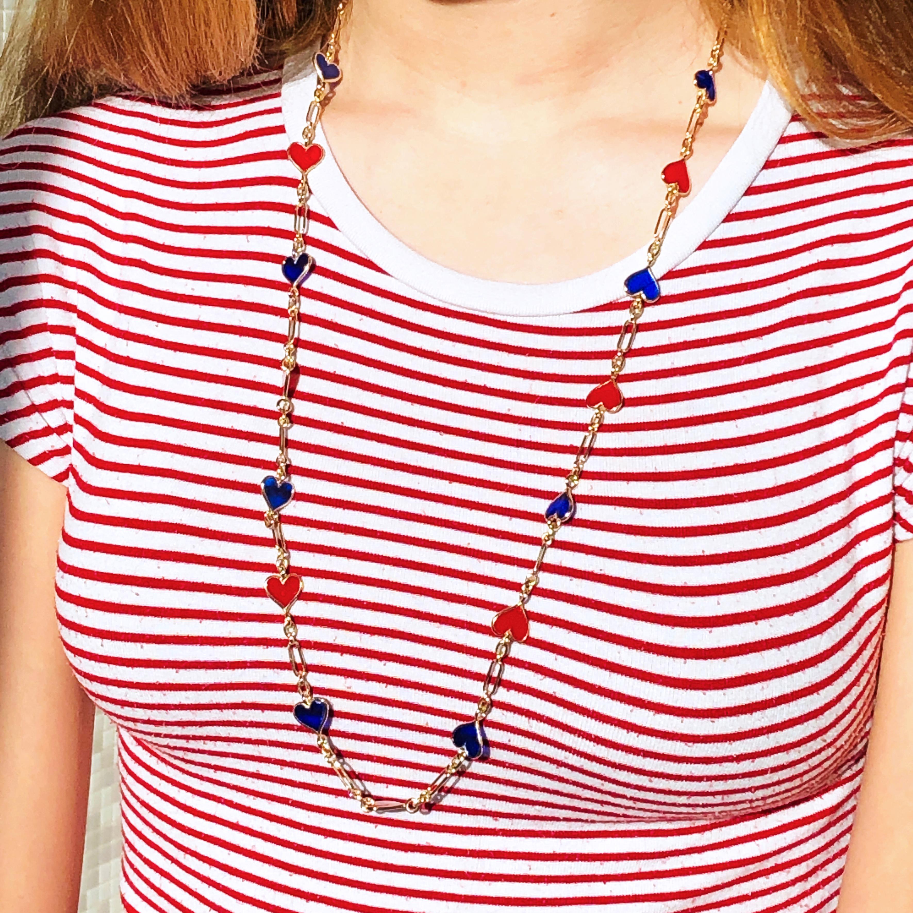Lange Halskette von Berca in Herzform, Rot, Marineblau, Hand emailliert, Gelbgold (Zeitgenössisch) im Angebot