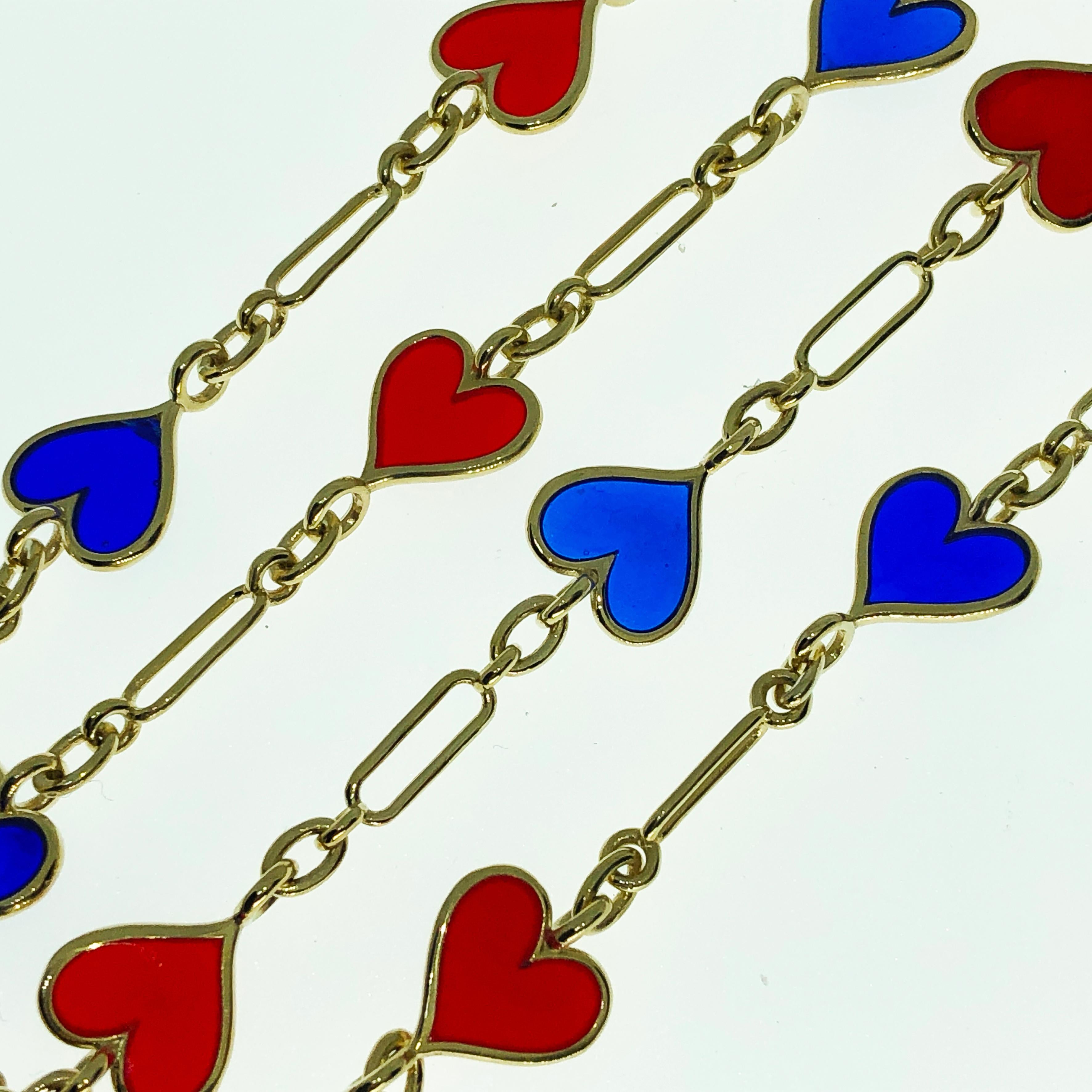 Lange Halskette von Berca in Herzform, Rot, Marineblau, Hand emailliert, Gelbgold Damen im Angebot