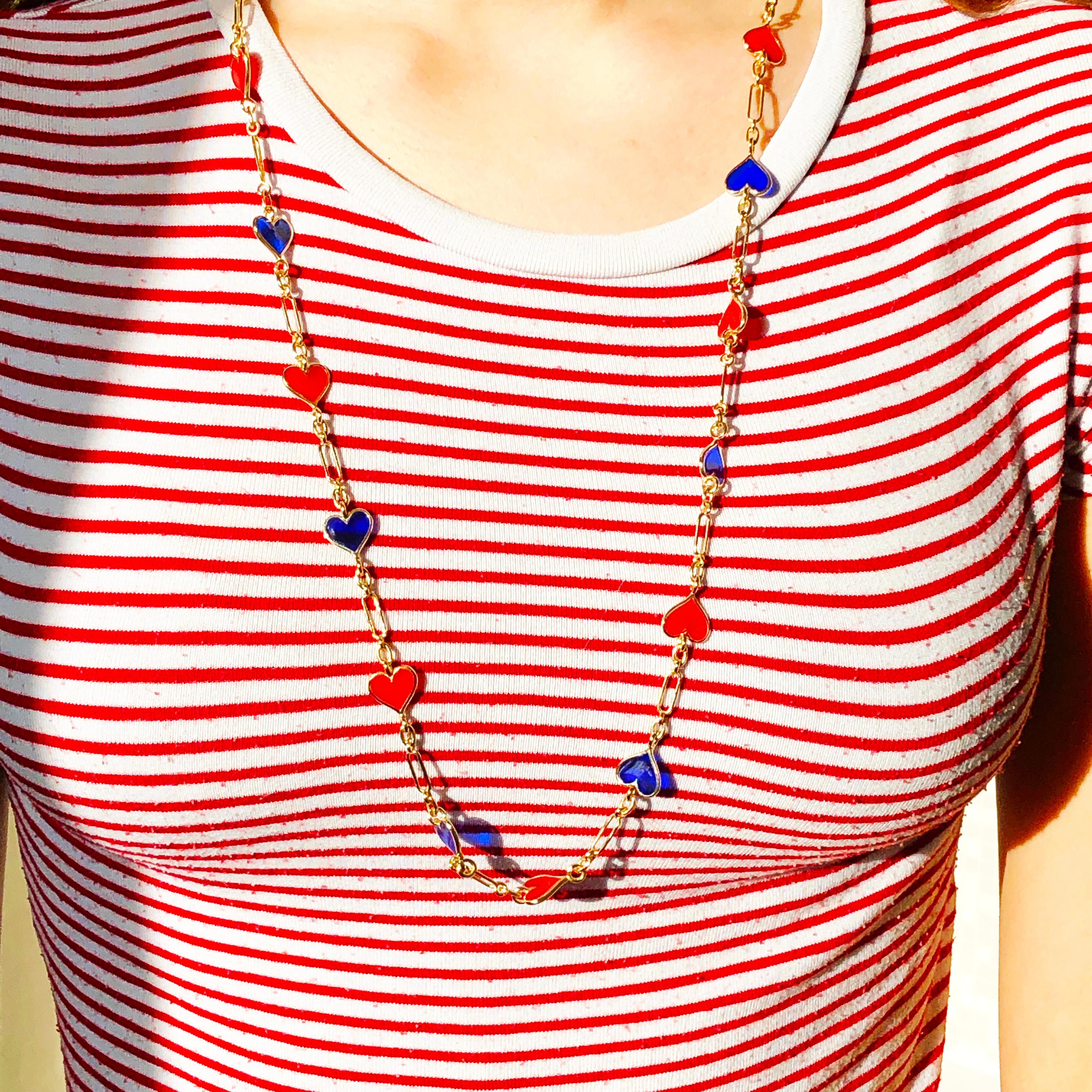 Lange Halskette von Berca in Herzform, Rot, Marineblau, Hand emailliert, Gelbgold im Angebot 4