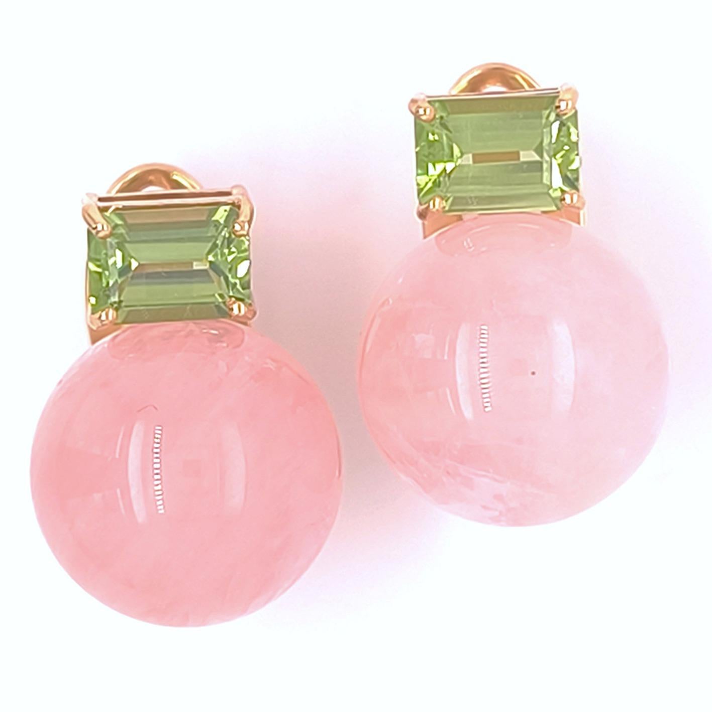 Classic and elegant earrings in yellow gold-plated 925‰ silver with large natural Brazilian rose quartz beads (0.60 inches) topped with brilliant-cut natural emerald-cut peridots (2.45 ct). These tone-on-tone earrings are extremely classic and