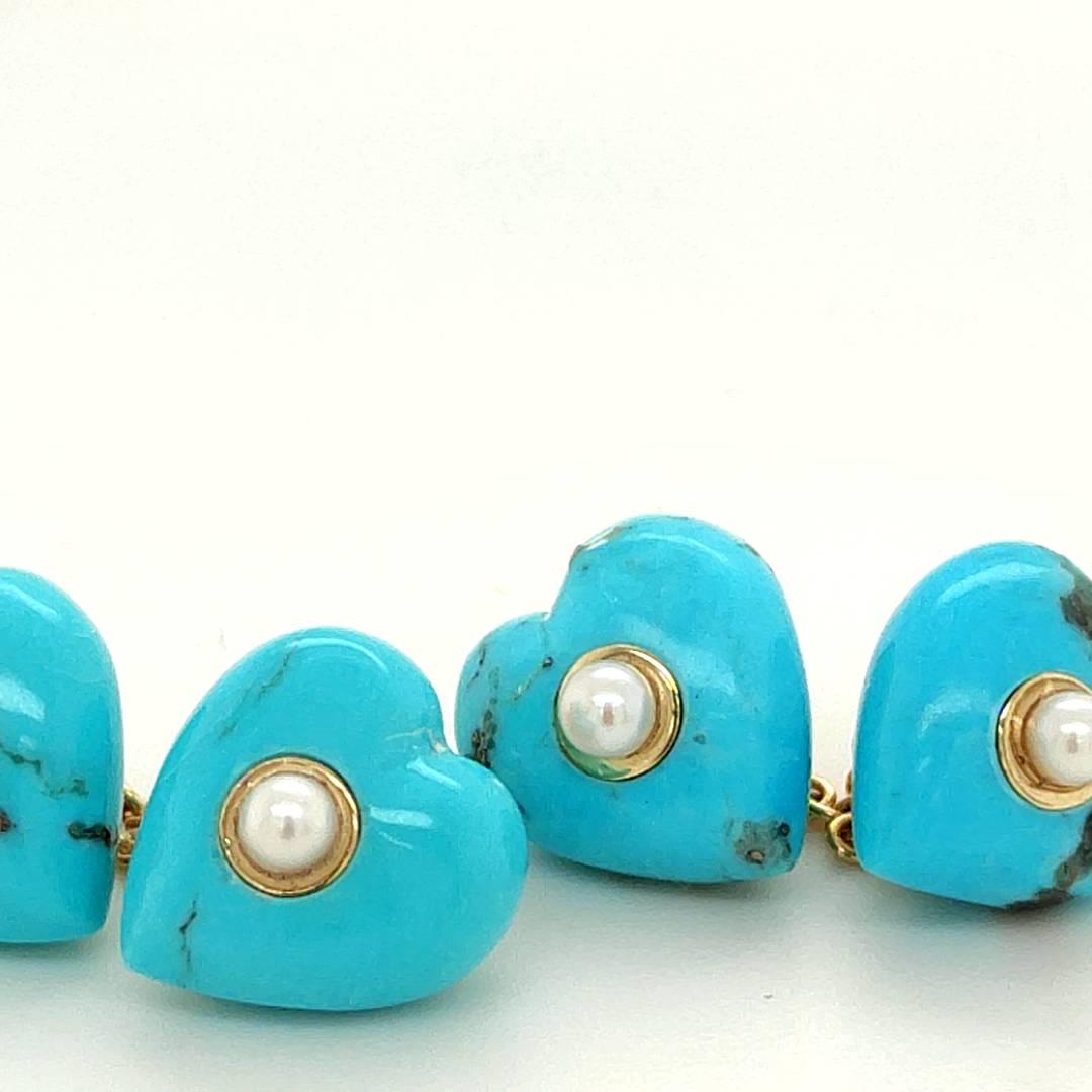 One-of-a-kind, utterly chic yet timeless pair of cufflinks, featuring a natural Arizona Turquoise heart shaped hand inlaid cabochon embracing a round white pearl,  18K yellow gold setting.
A 18K yellow gold chain links the two hearts.
These unique