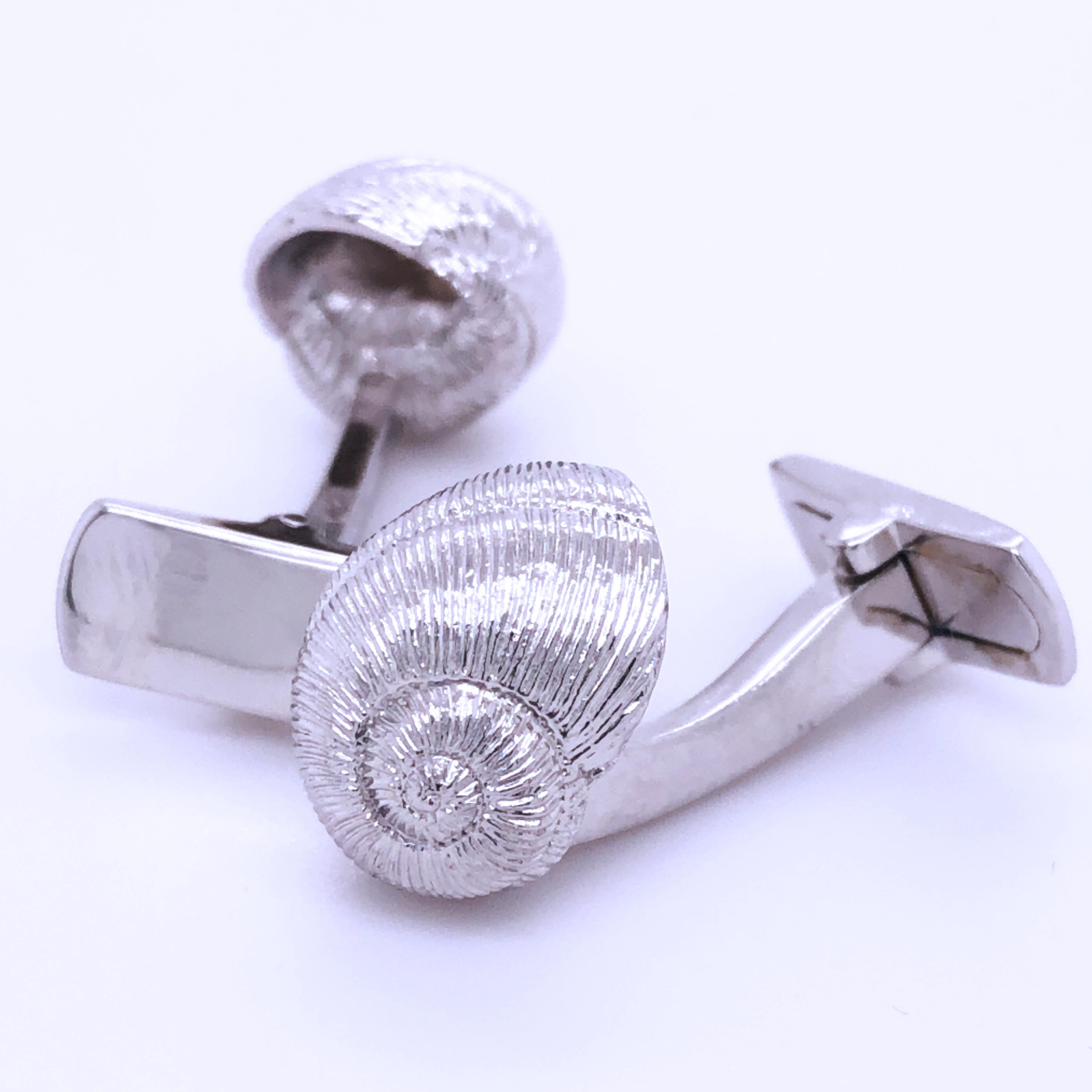 Unique and absolutely Chic, Hand Engraved Seashell Shaped Sterling Silver Cufflinks T-Bar Back.
In our smart black box and pouch.

Shell size about 0.511x0.393 inches
