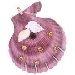 Berca Pendentif en forme de coquille en diamant blanc, grenat rouge, grenat jaune et citrine violet clair