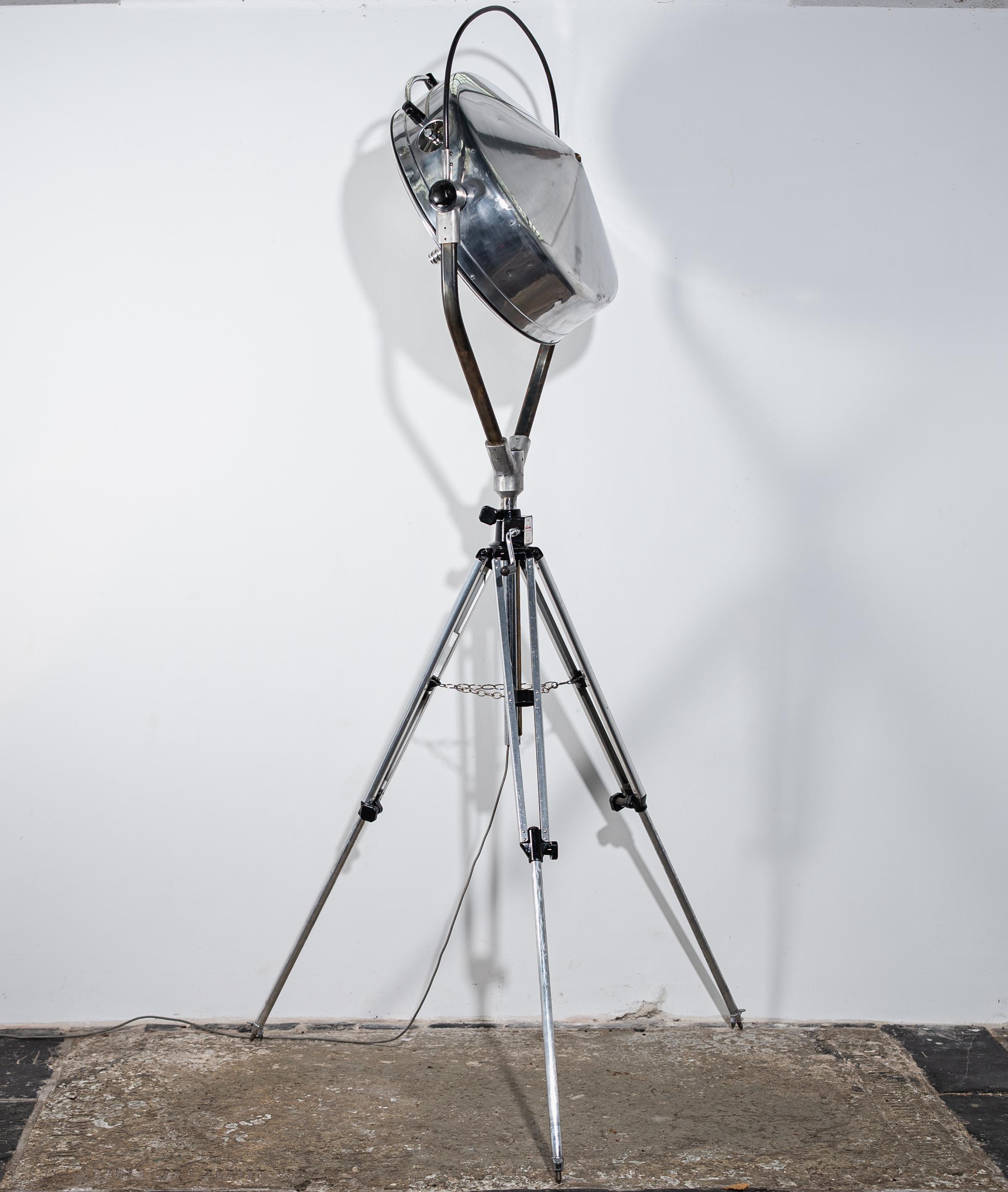 Grande lampe d'appoint Berchtold Chromophere
Diamètre : 70 cm
Aluminium poli, acier noir, caméra statique.
Réglable en hauteur / Inclinable, Dimmable, Foyer de travail
1x Lampes à Led 220v.
Production : 1 sur 1.
