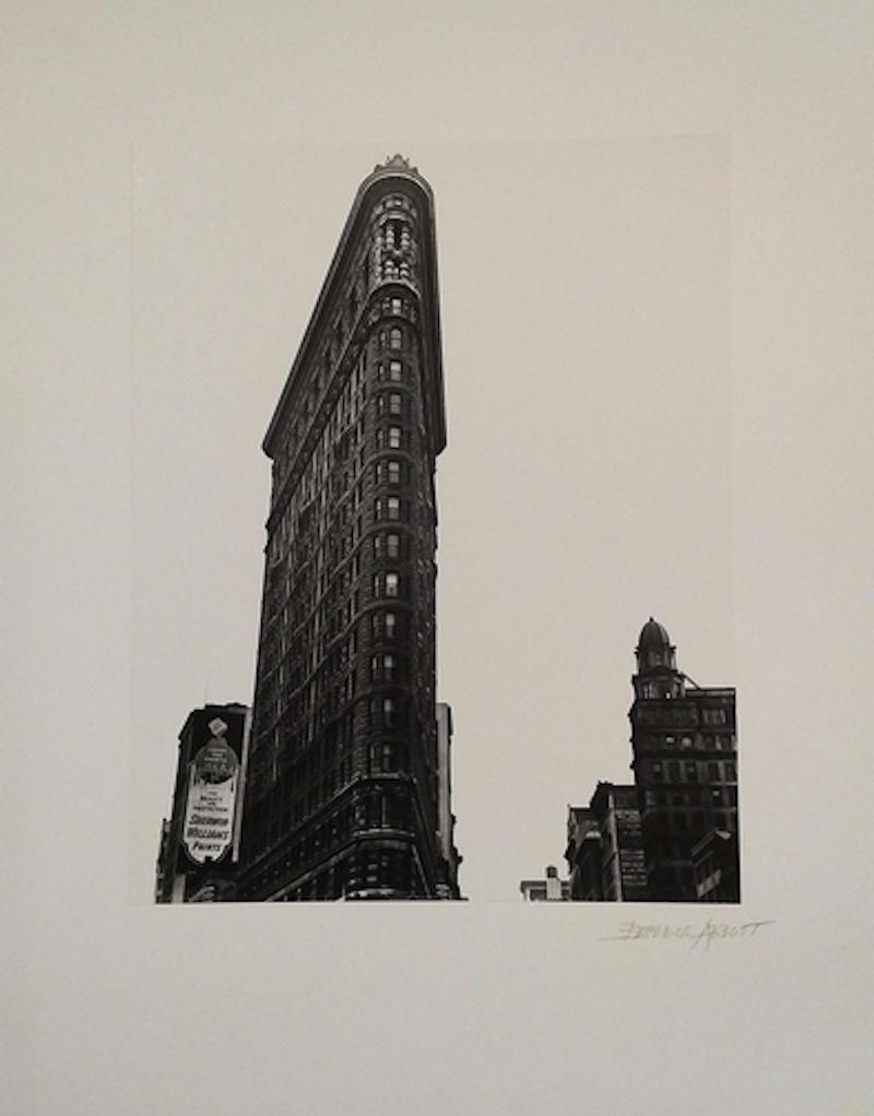 Berenice Abbott Black and White Photograph – Flatiron Building, New York City, 1938