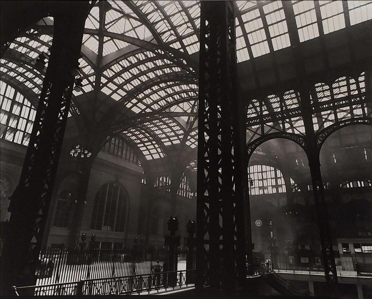 Berenice Abbott Black and White Photograph – Penn Station Inneneinrichtung, New York City, Juli 1936